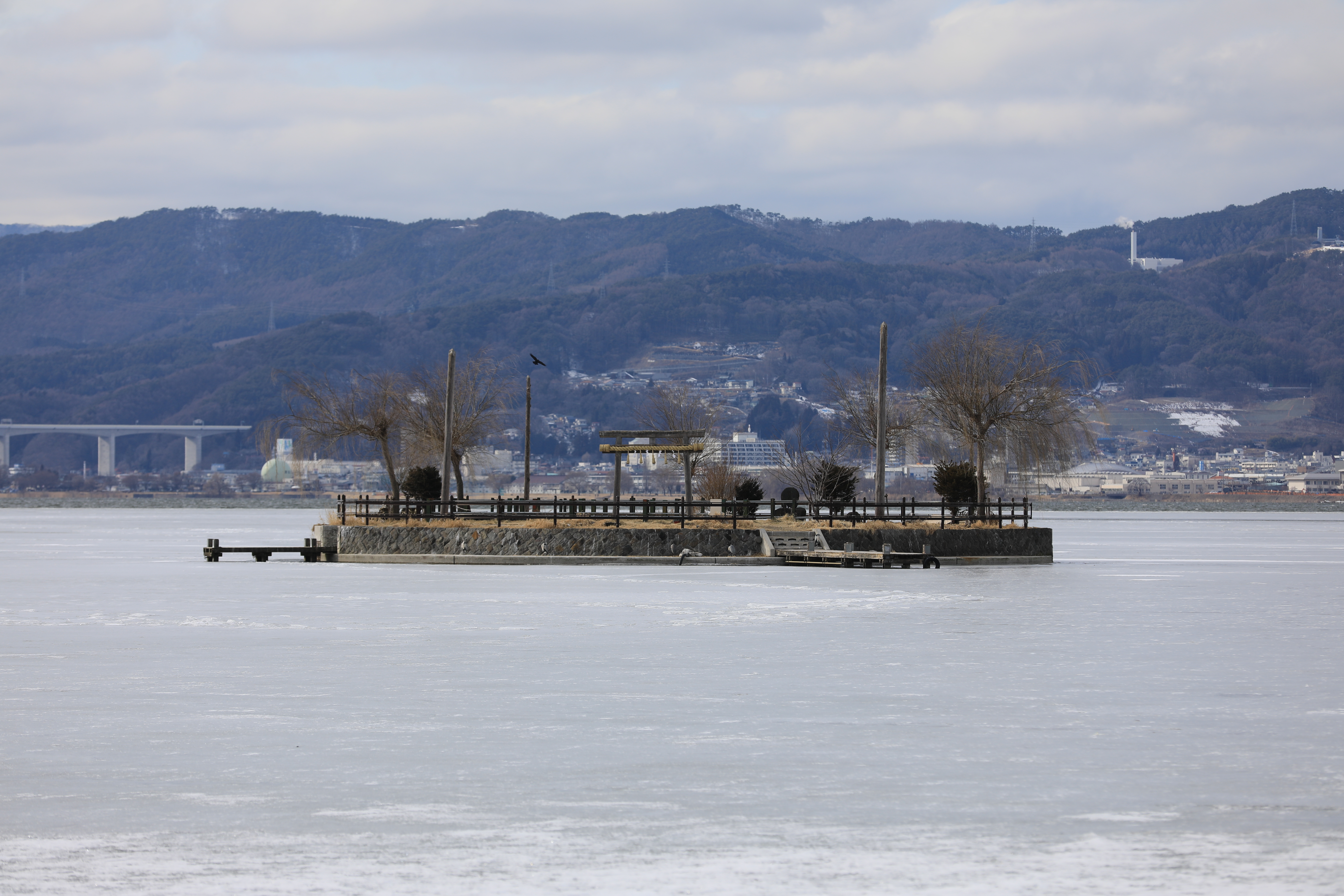 諏訪湖中央にある神社