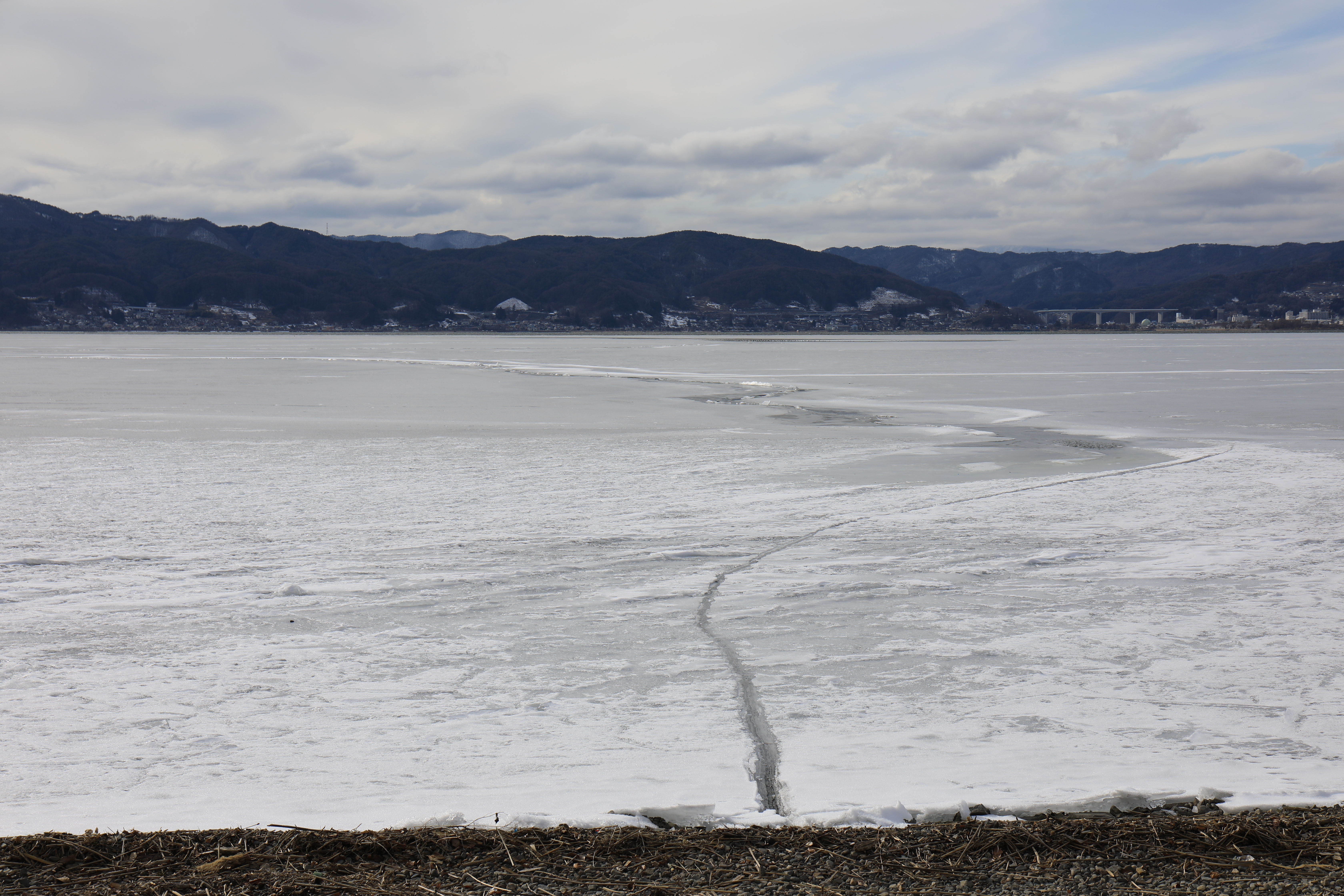 御神渡りの様な亀裂１