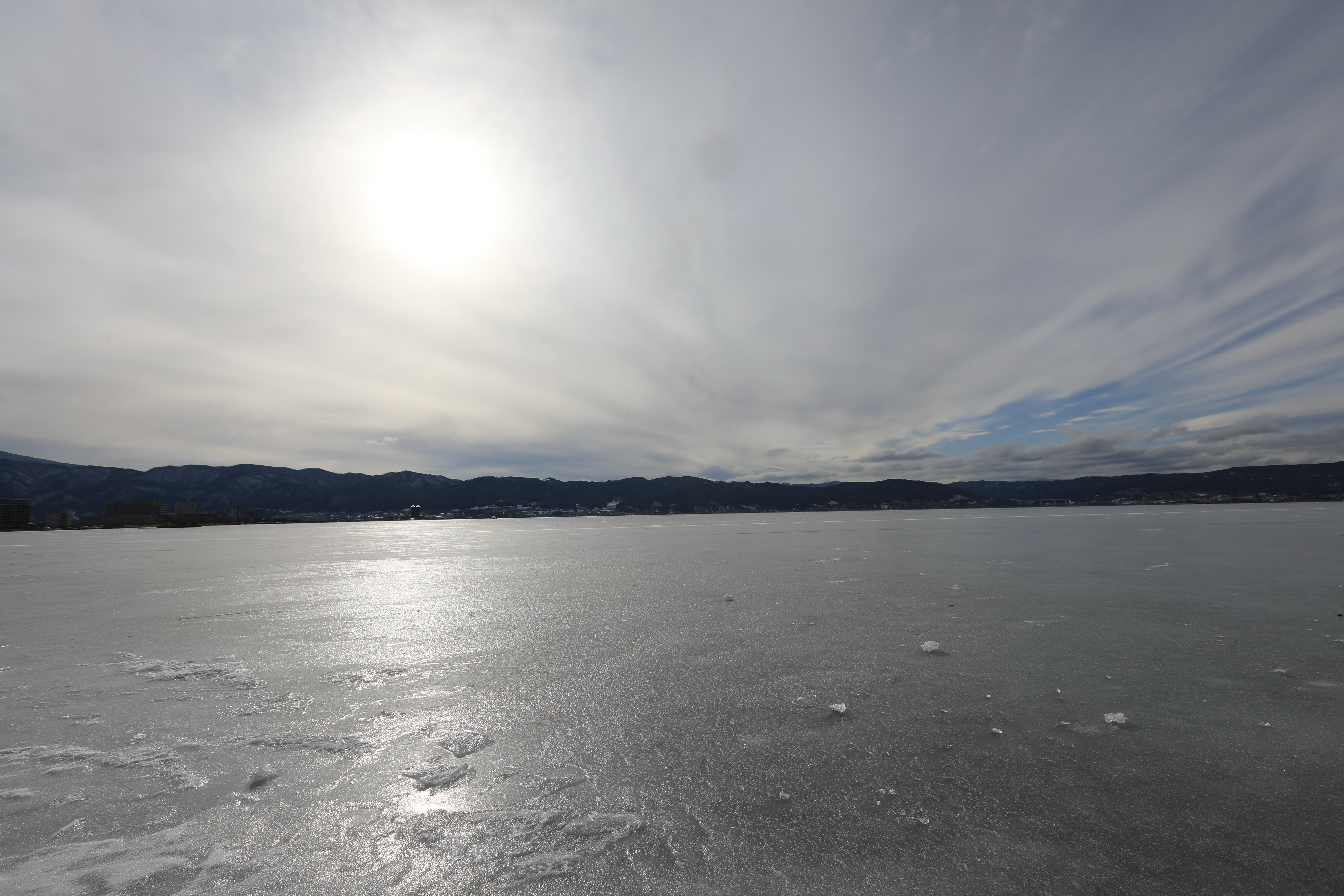 凍結した諏訪湖一面