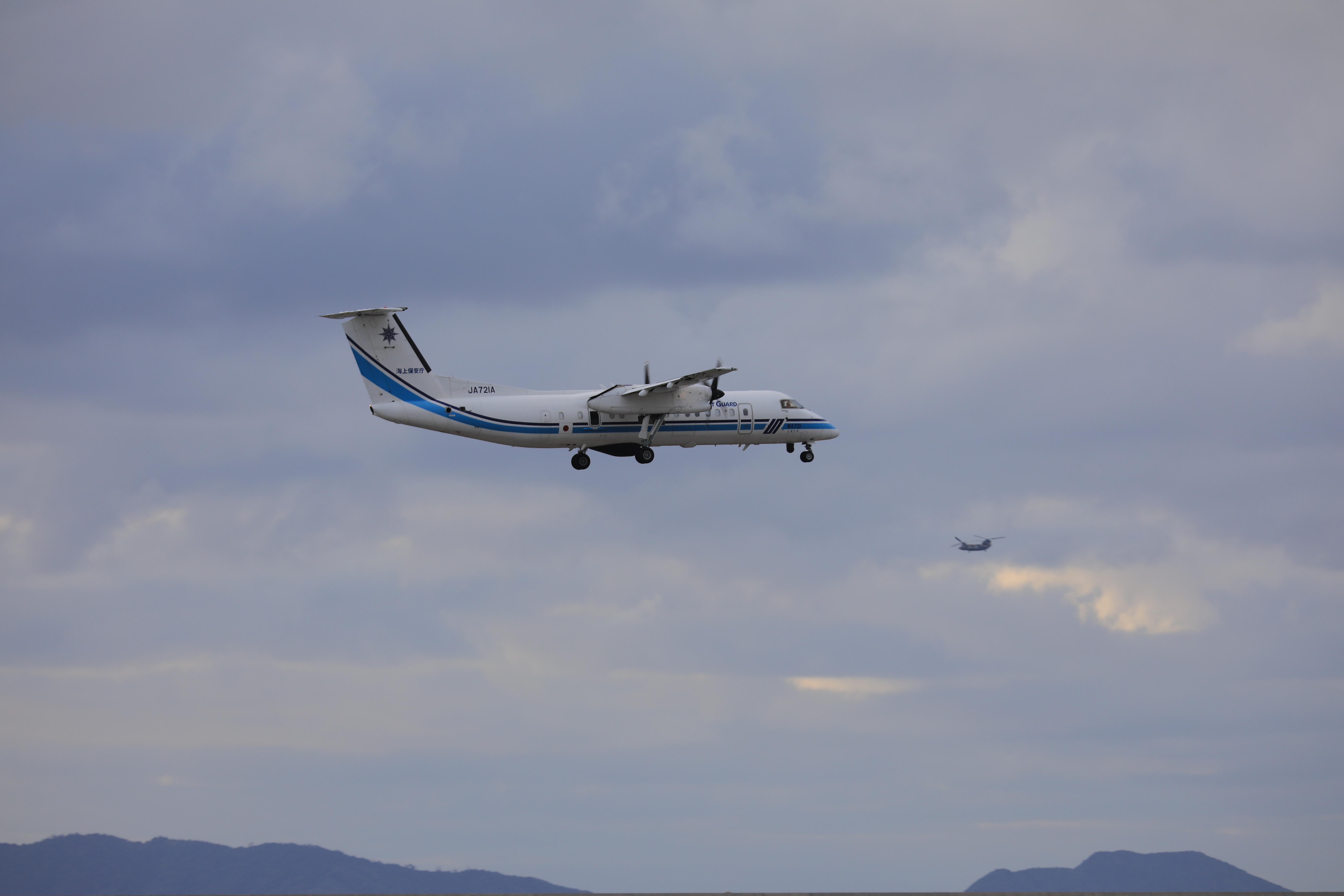 海上保安庁のプロペラ機とアパッチ 海上保安庁のプロペラ機とアパッチ