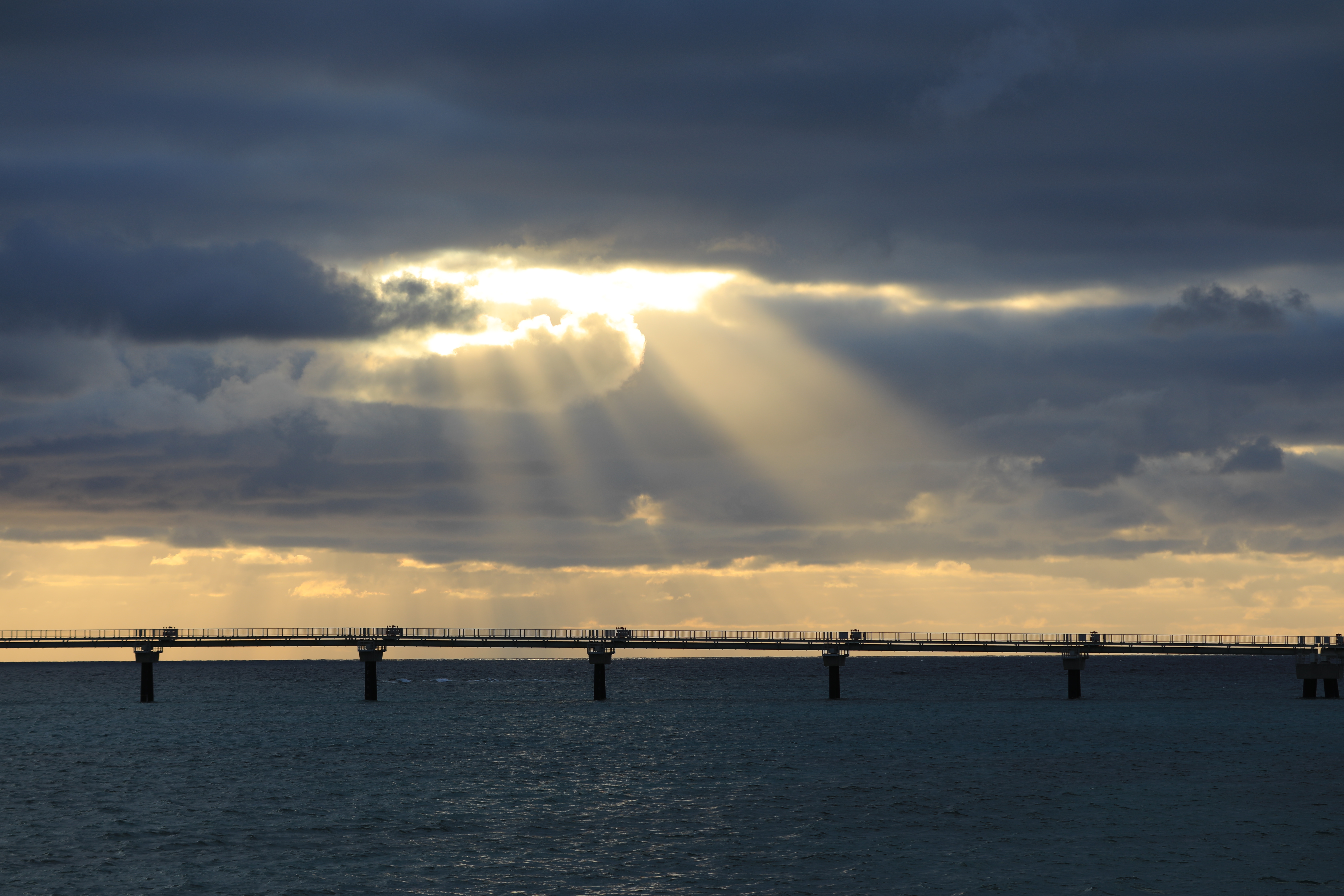 那覇空港第二滑走路の誘導ランプと夕日 那覇空港第二滑走路の誘導ランプと夕日