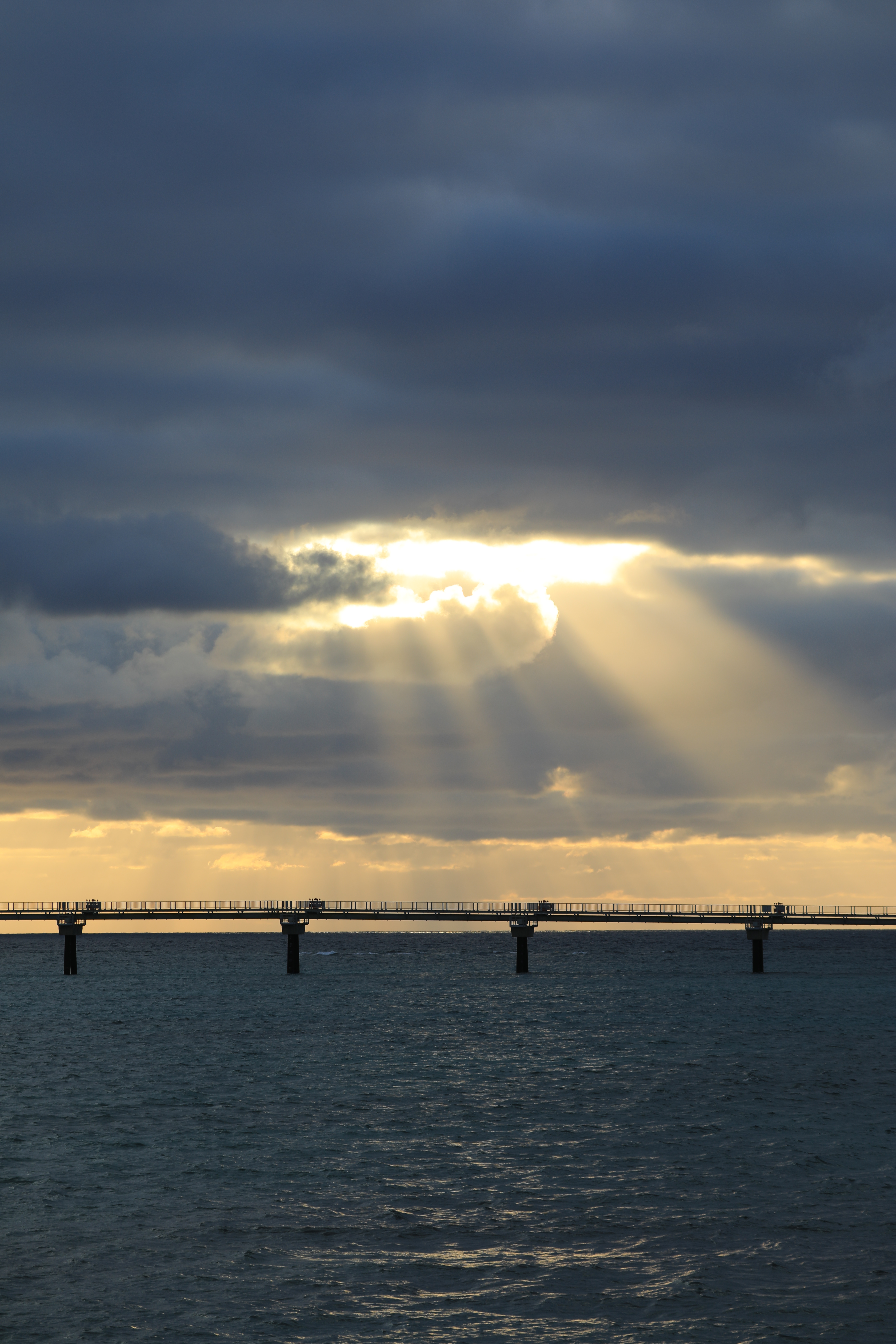 那覇空港第二滑走路の誘導ランプと夕日（縦アングル）