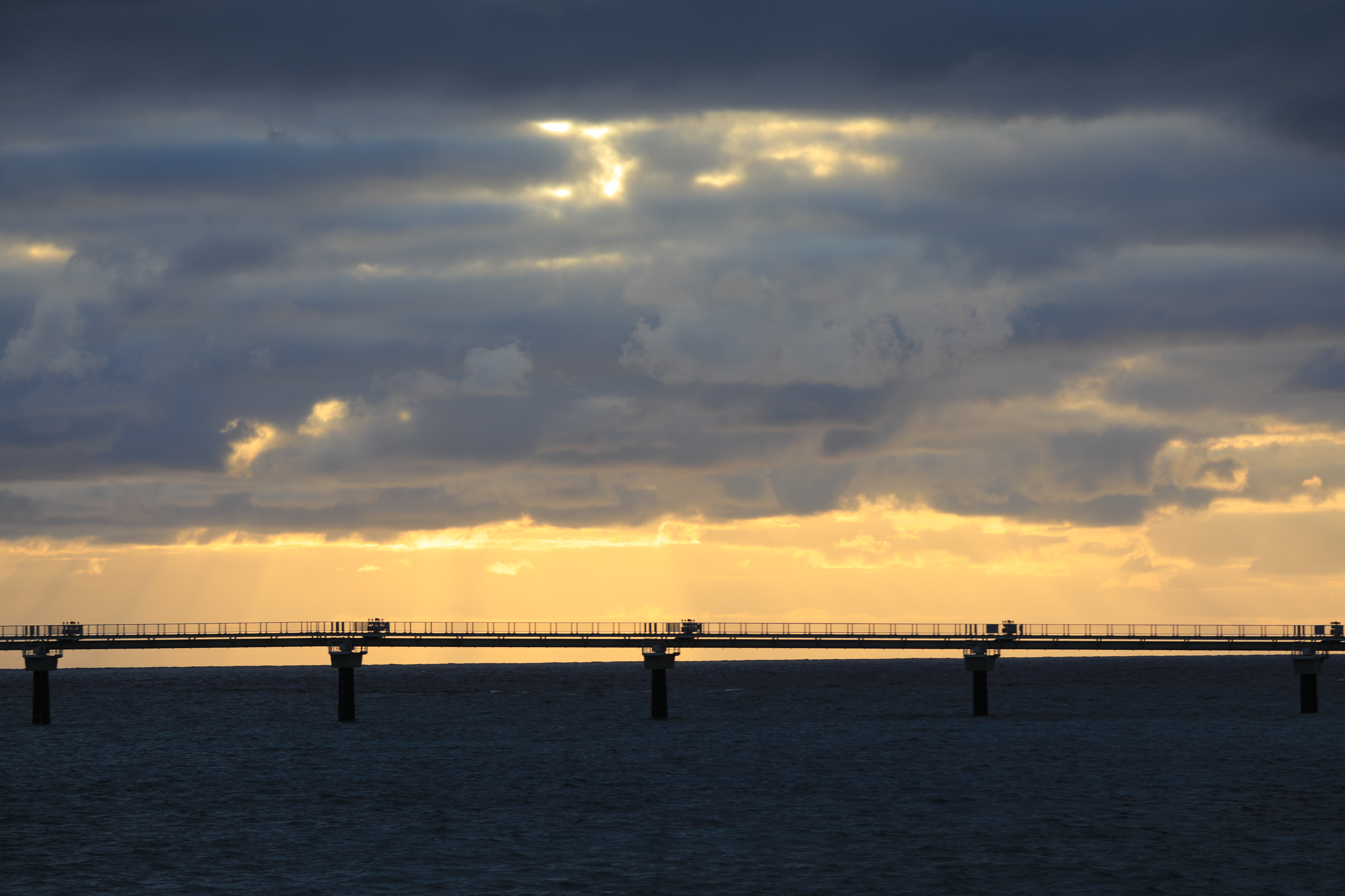 那覇空港第二滑走路の誘導ランプと夕日２
