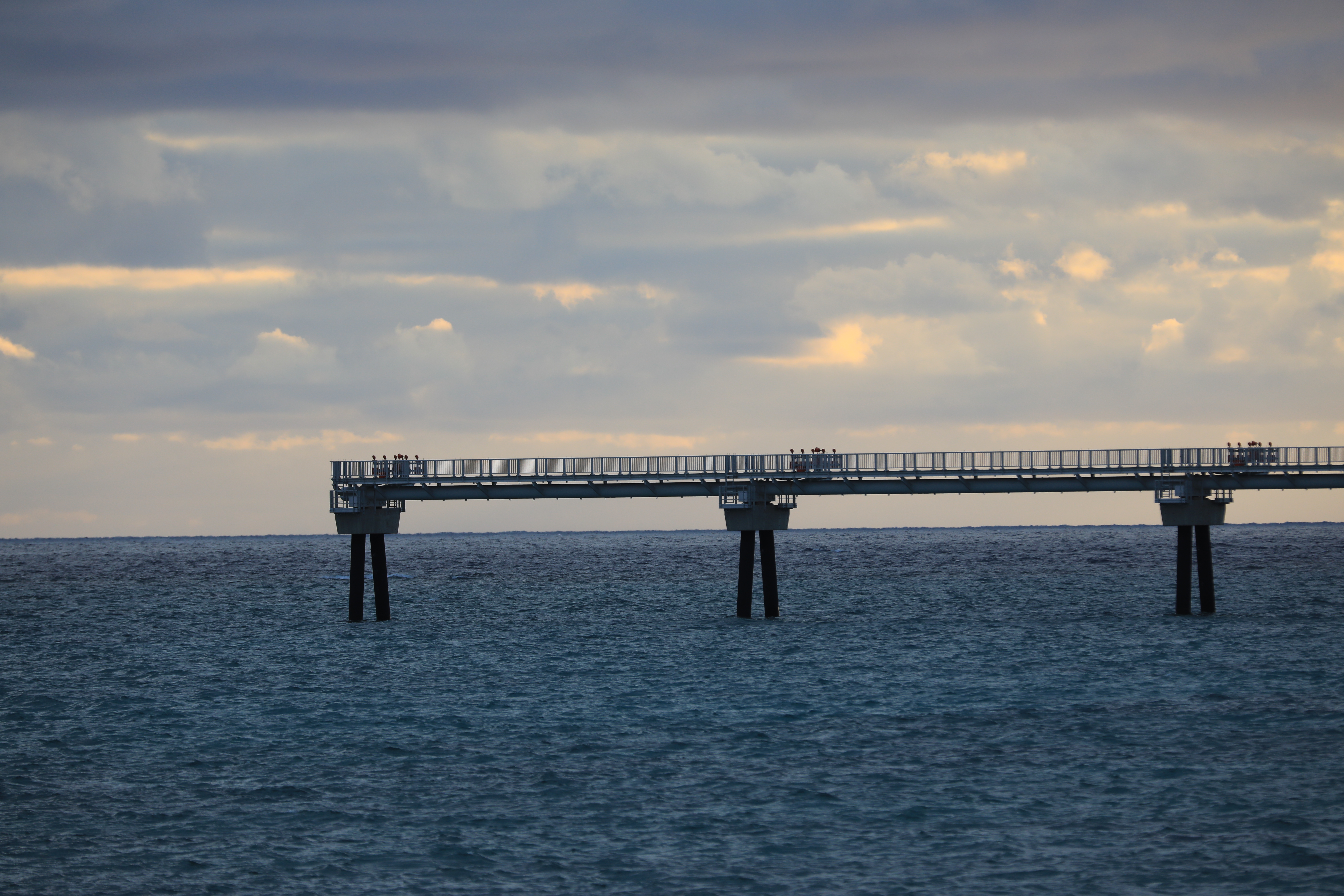 那覇空港第二滑走路の誘導ランプの端っこ（拡大）