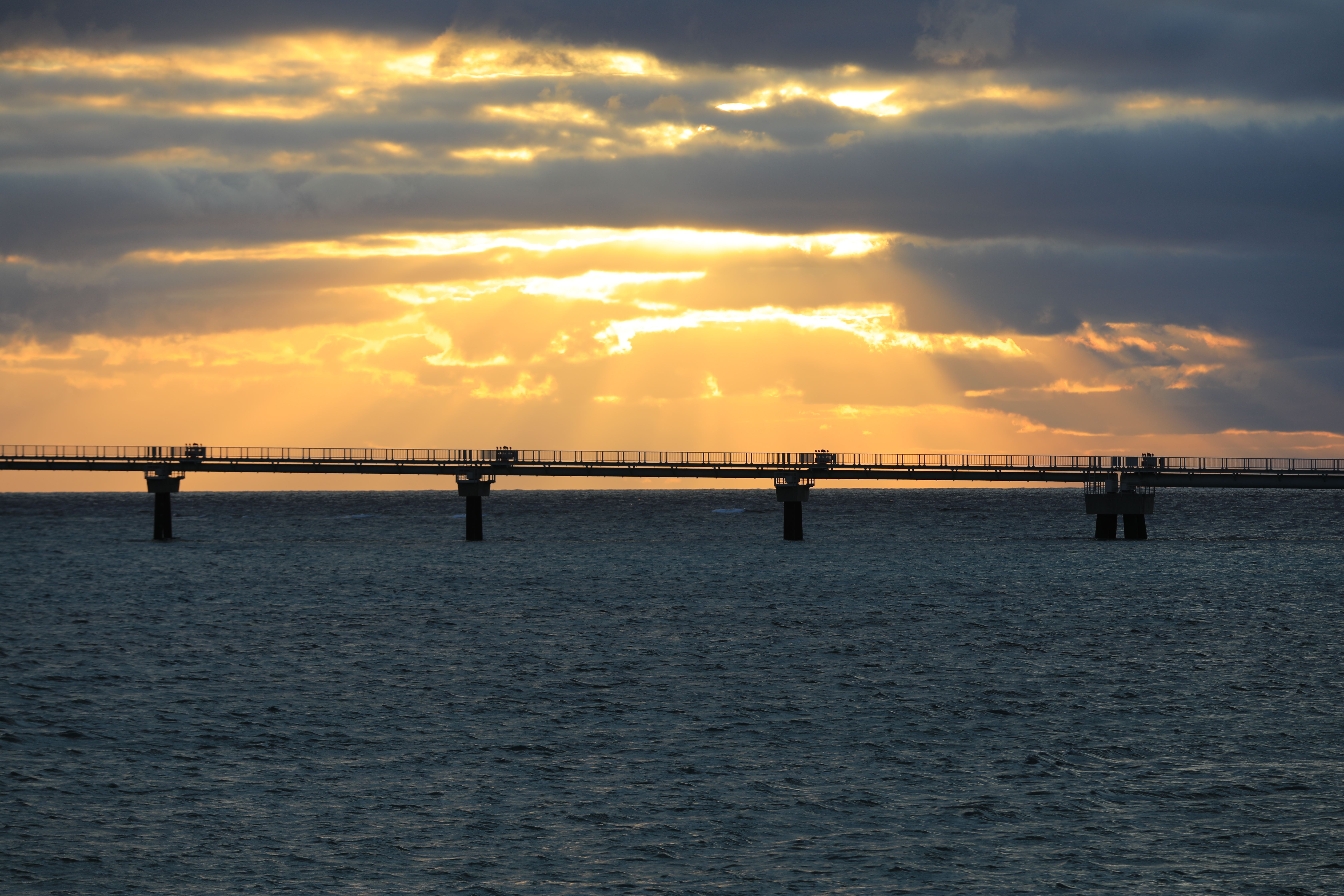 那覇空港第二滑走路の誘導ランプと夕日３
