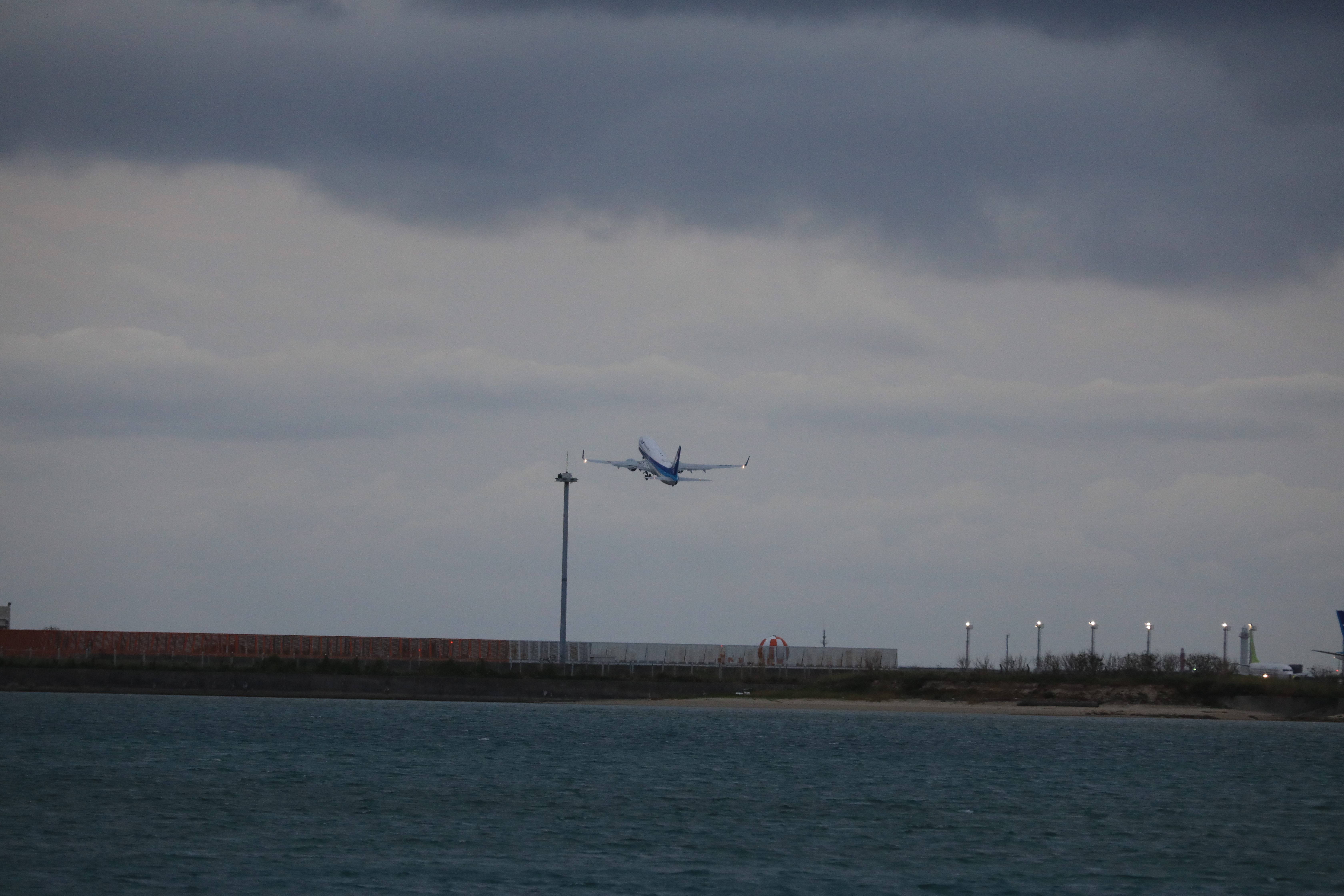 ANAの飛行機が飛び立つ３