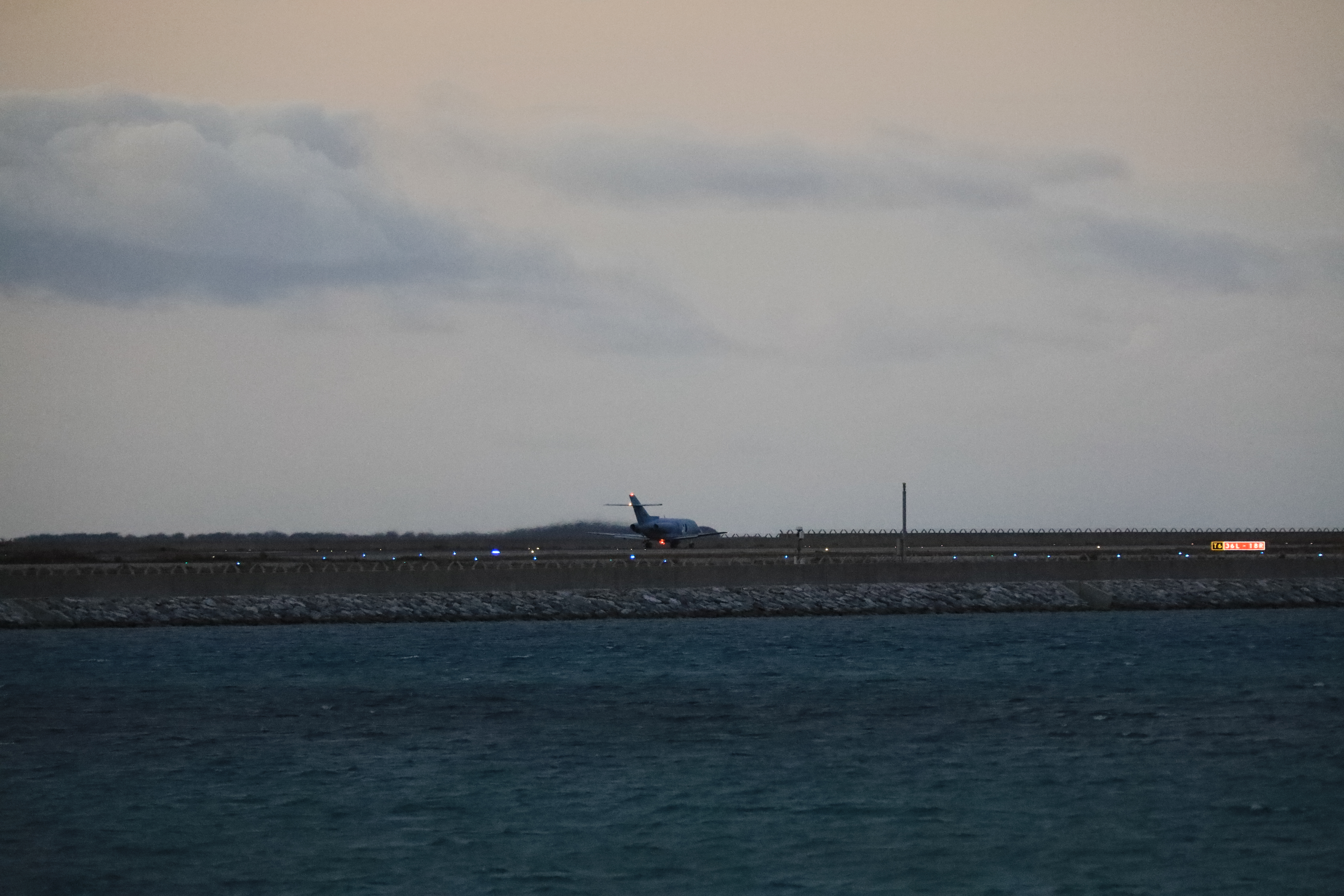 戦闘機が離陸する３