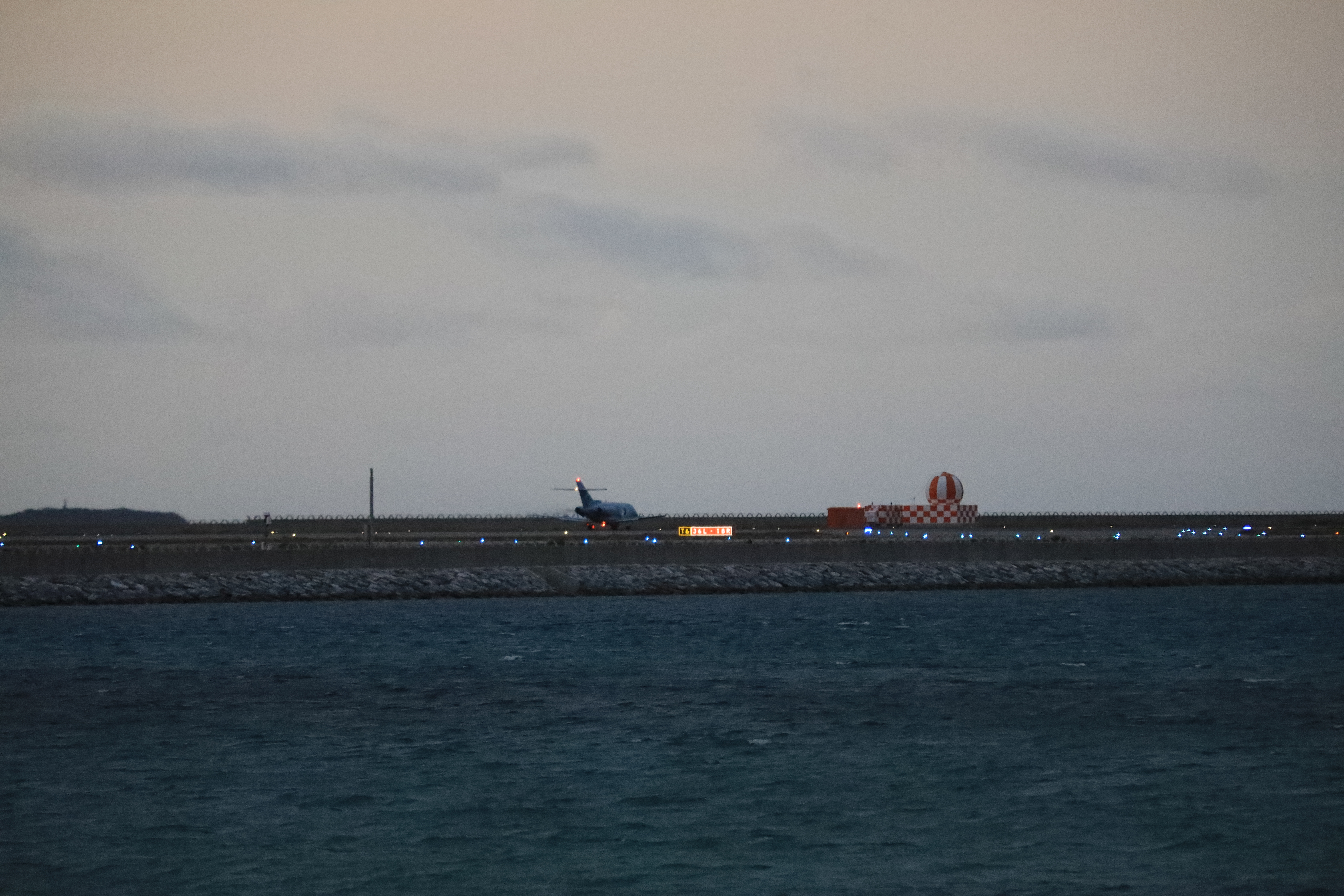 戦闘機が離陸する４