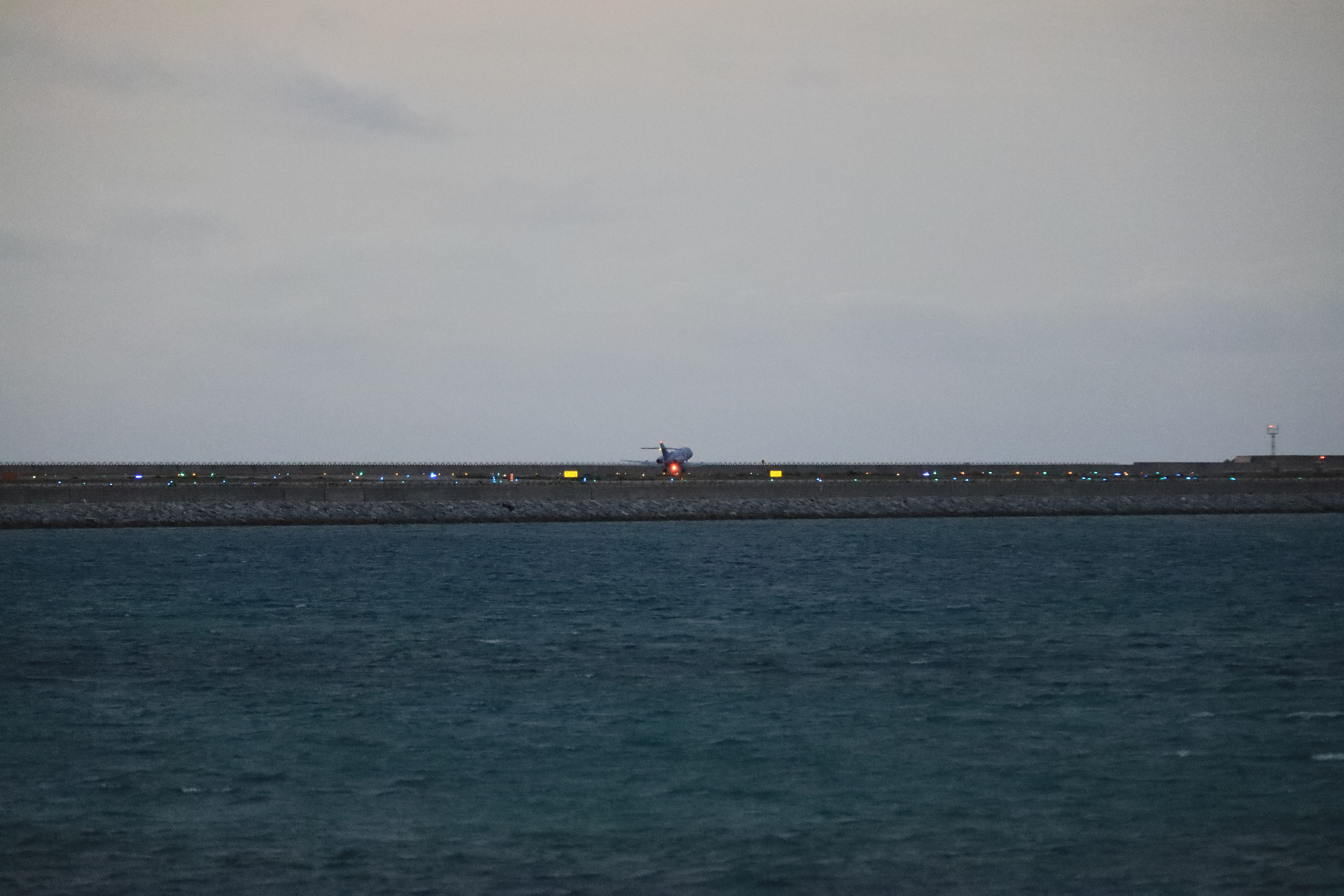 戦闘機が離陸する５