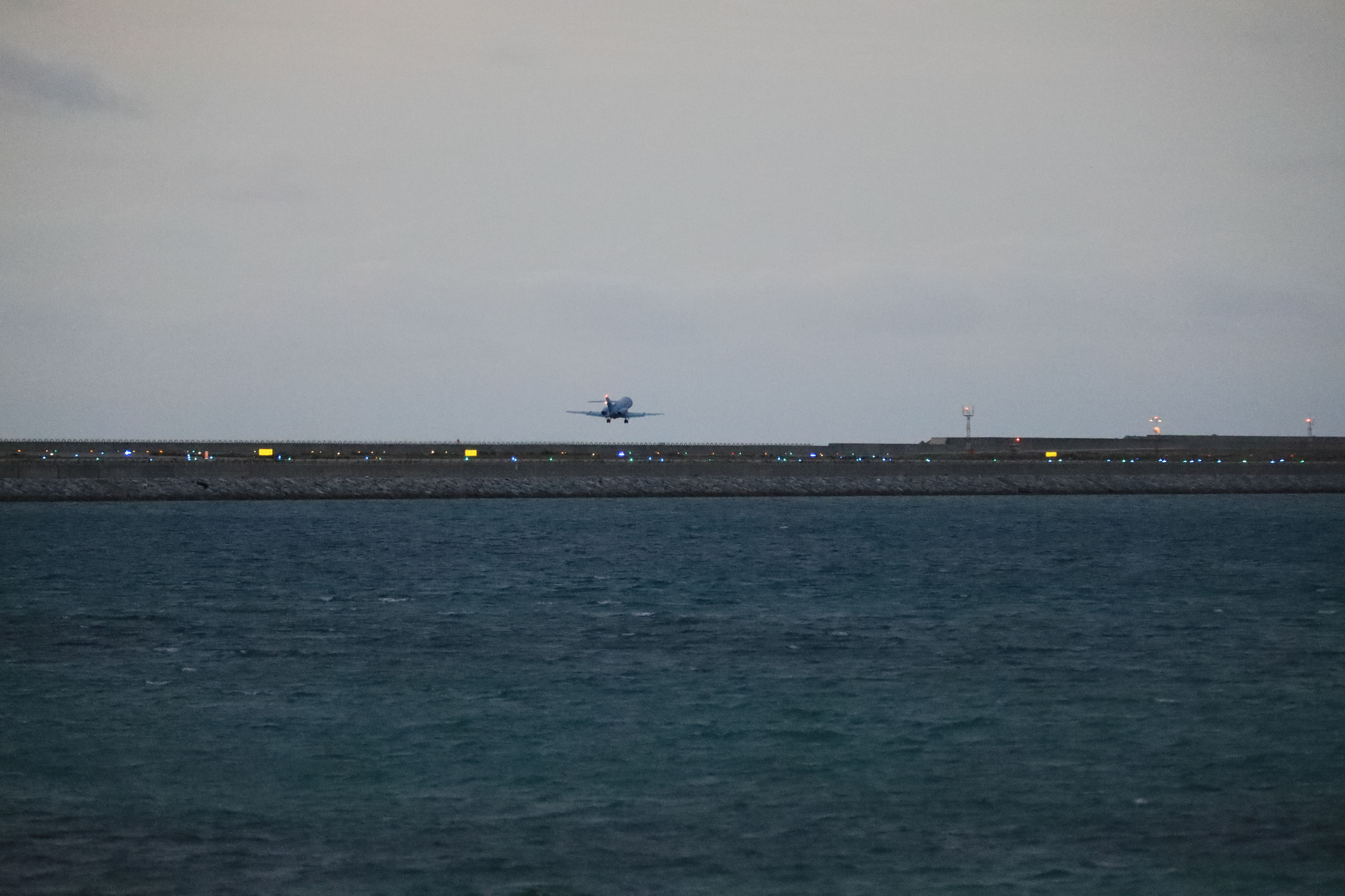 戦闘機が離陸する６