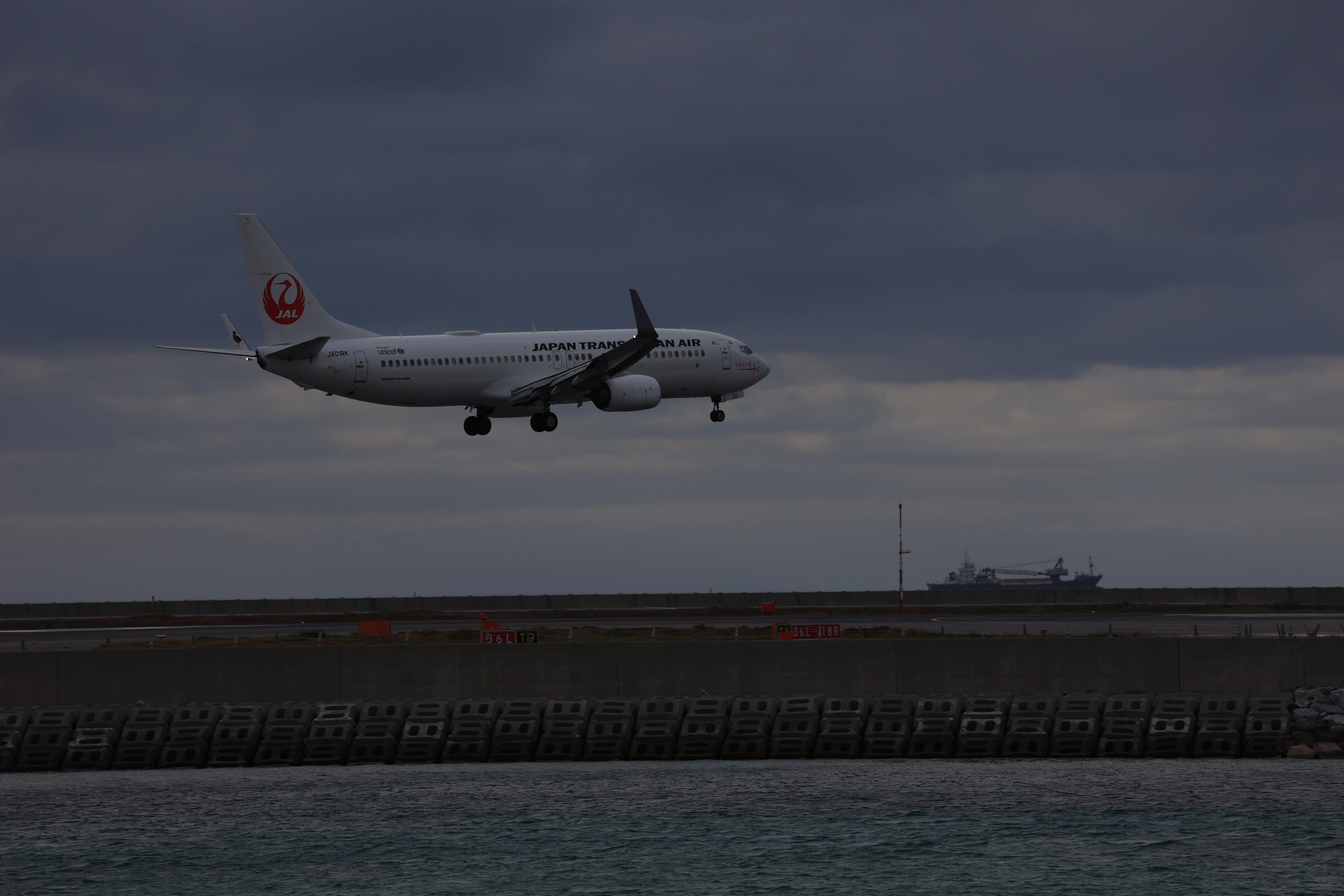 日本トランスオーシャン航空の飛行機が着陸する１