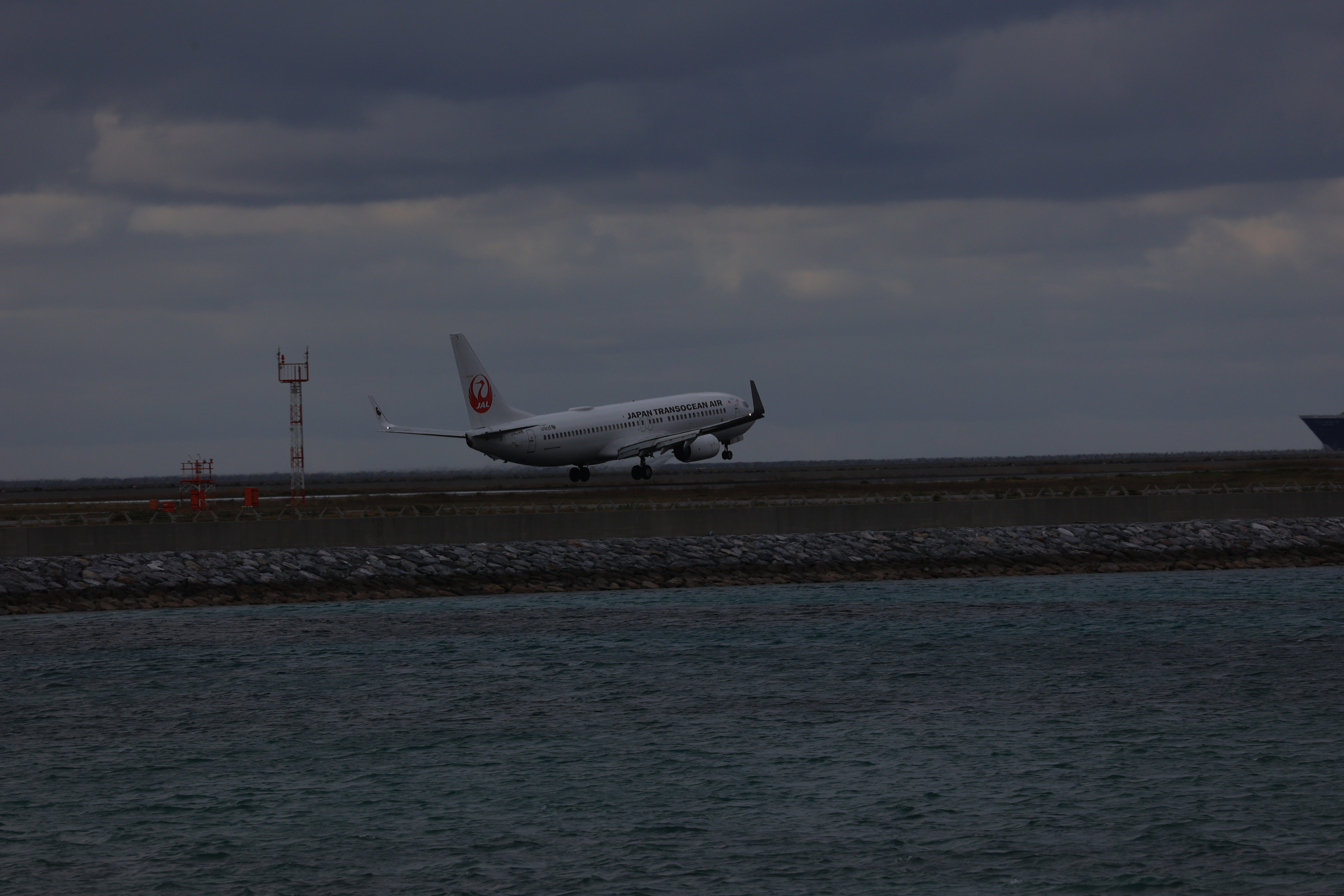 AL日本トランスオーシャン航空の飛行機が着陸する２T