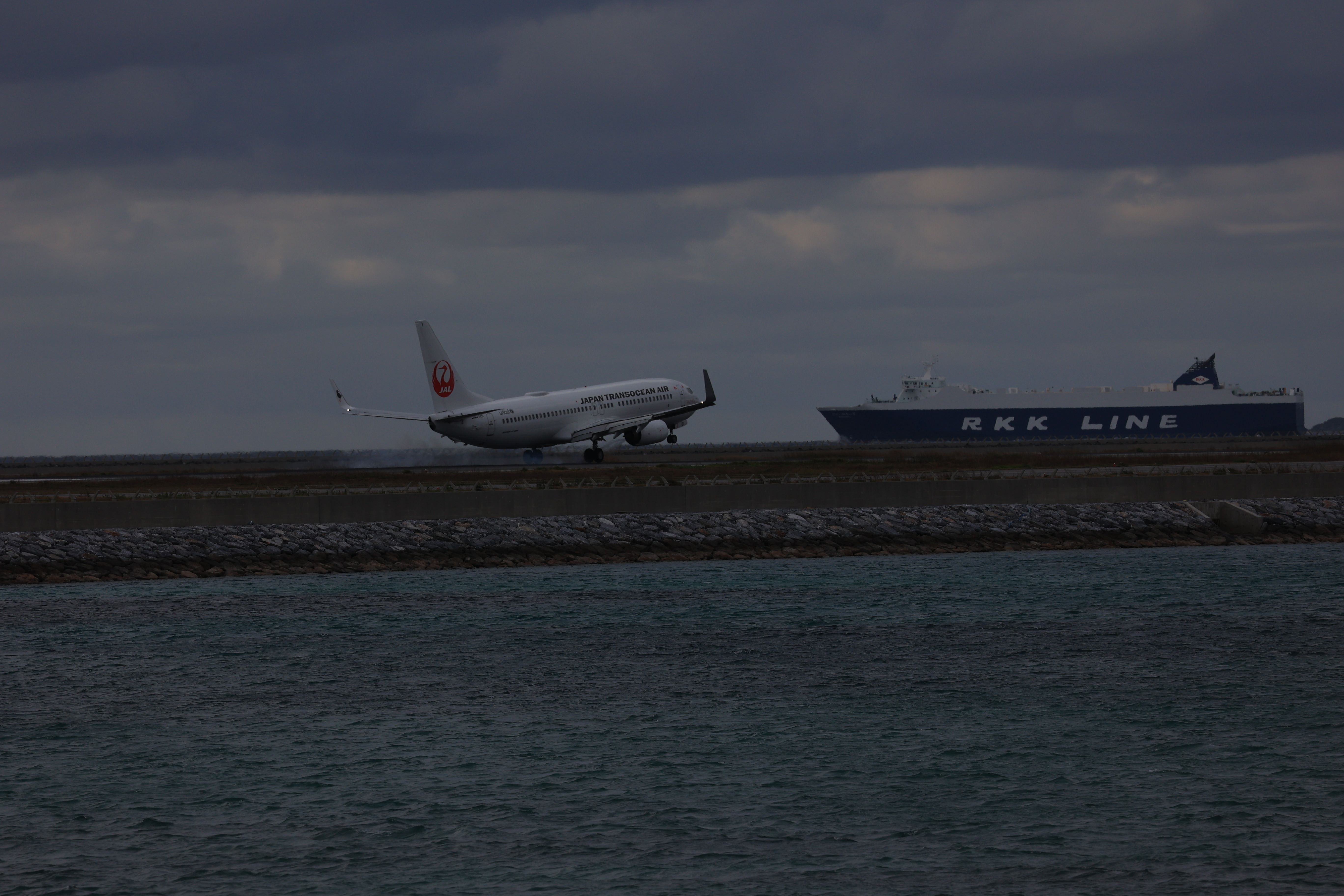日本トランスオーシャン航空の飛行機が着陸する３