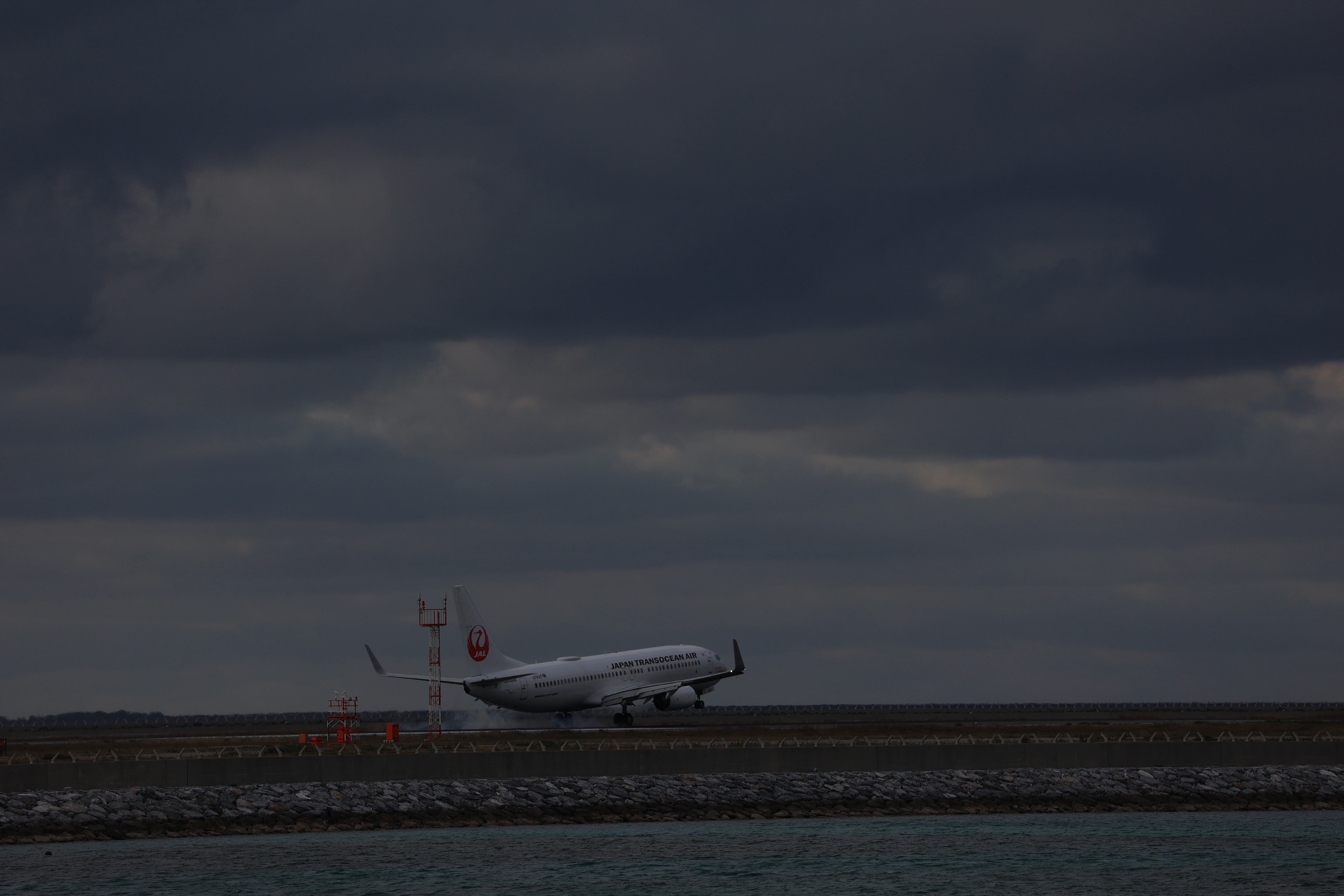 日本トランスオーシャン航空の飛行機が着陸する４
