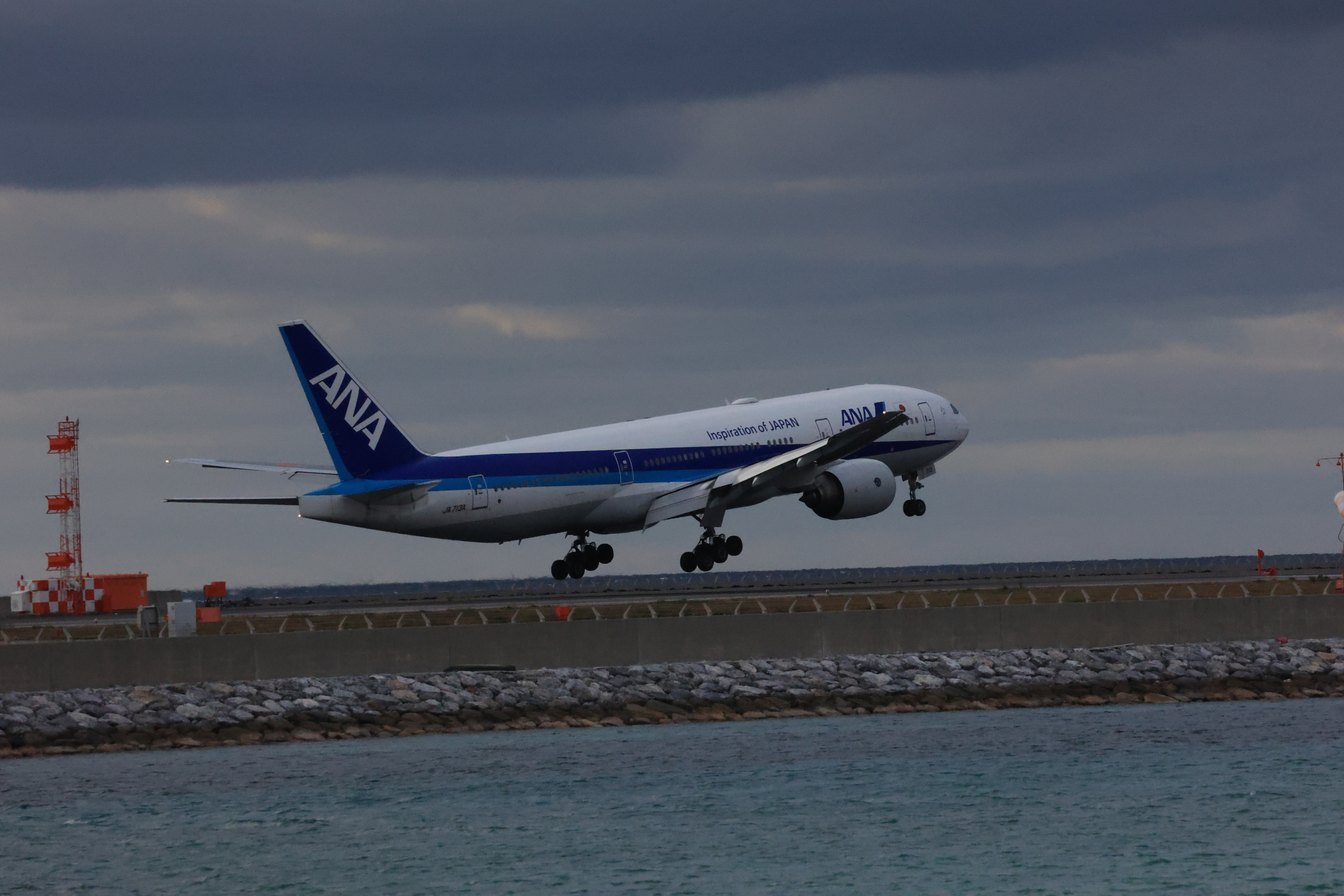 ANAの飛行機が着陸する４