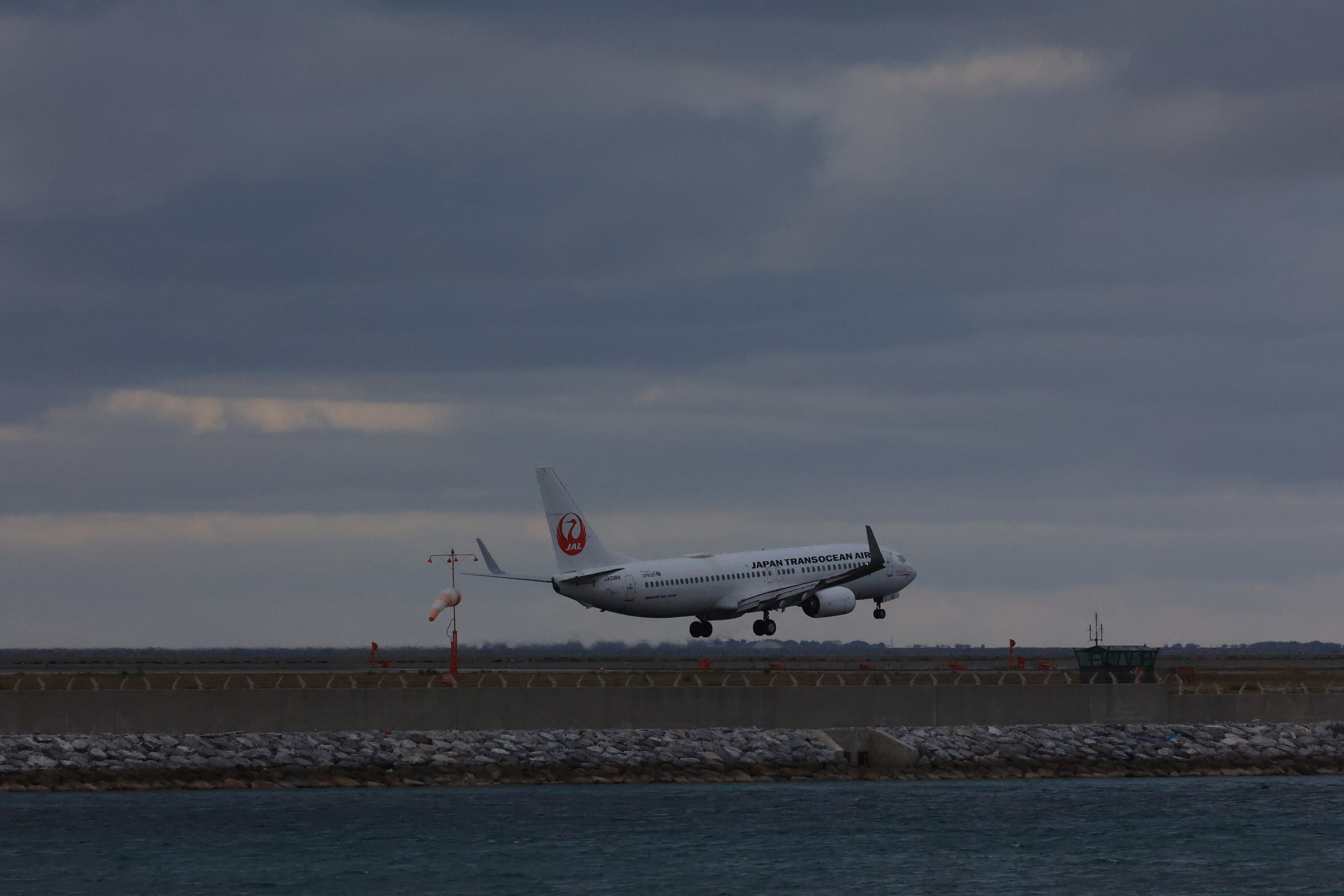 JTAの飛行機が着陸する１