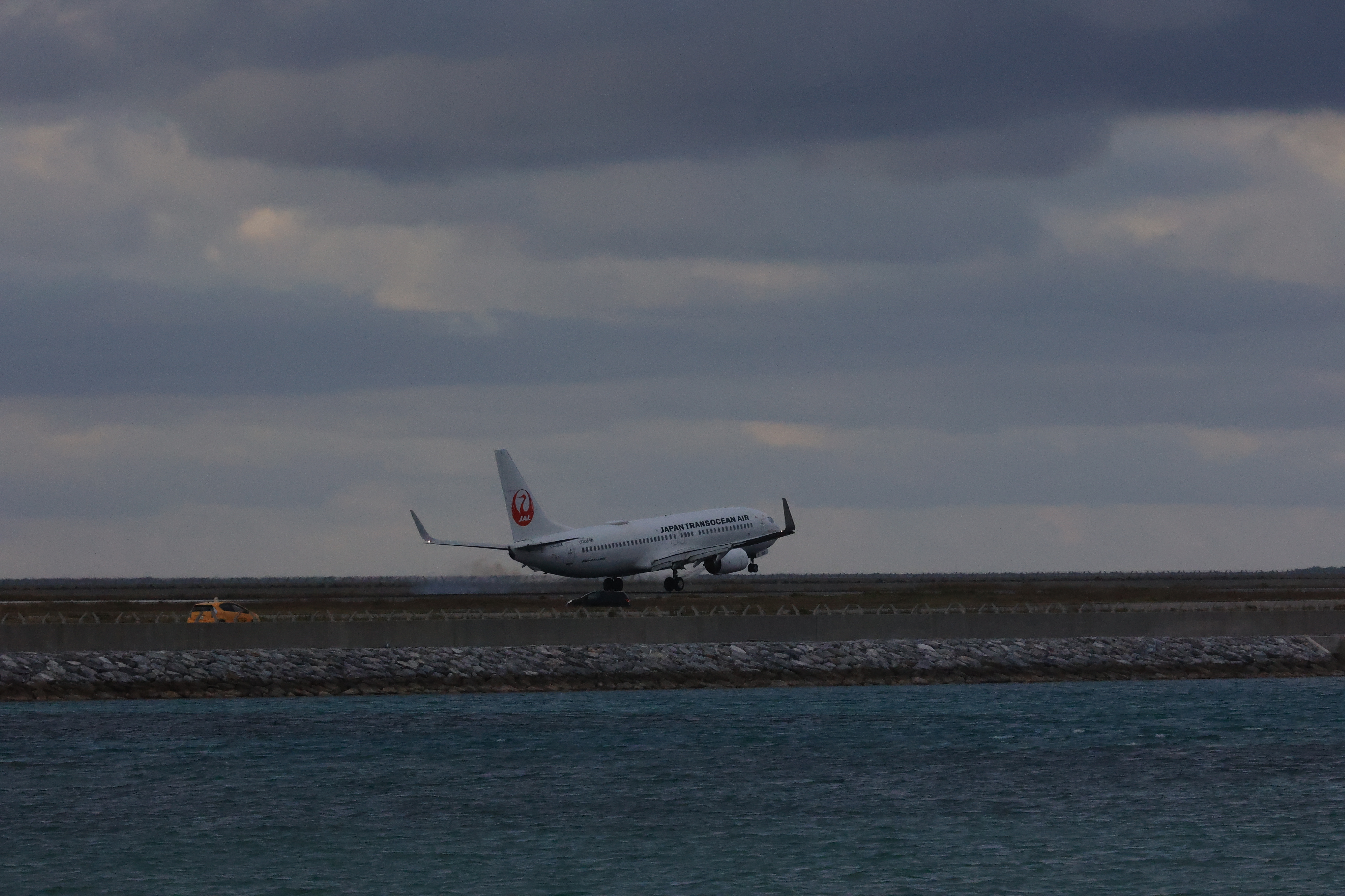 JTAの飛行機が着陸する２