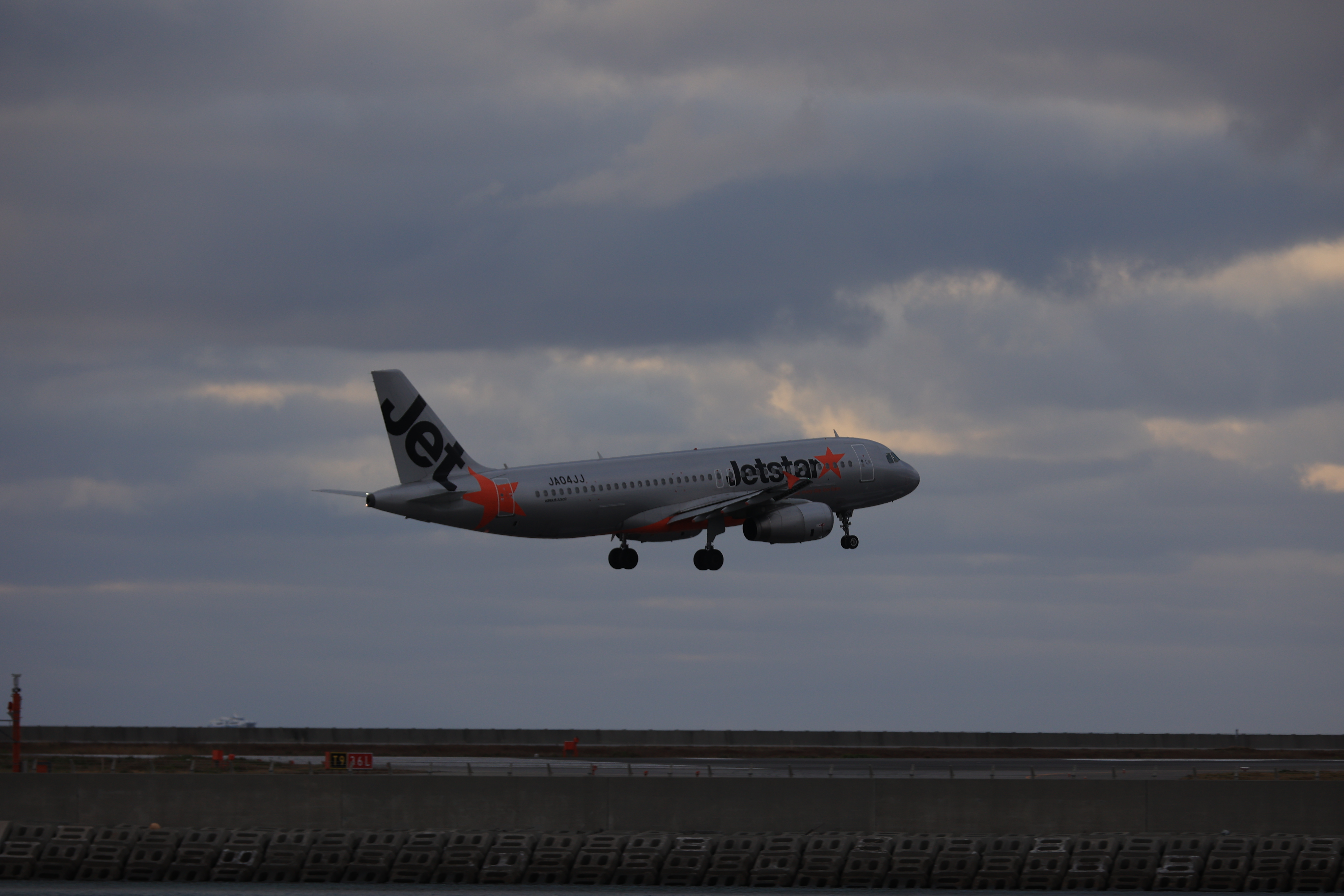 Jetstarの飛行機が着陸する１