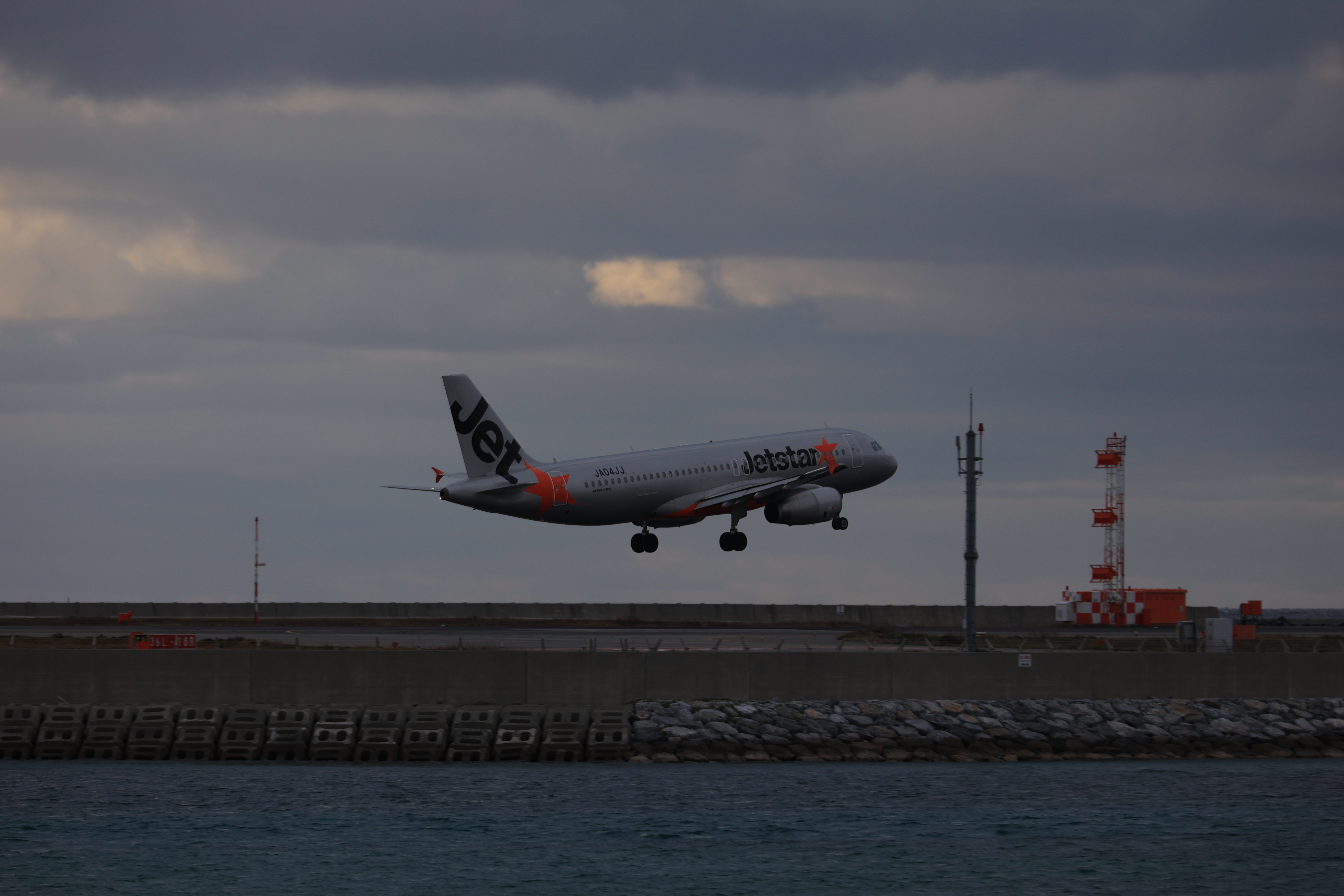Jetstarの飛行機が着陸する２