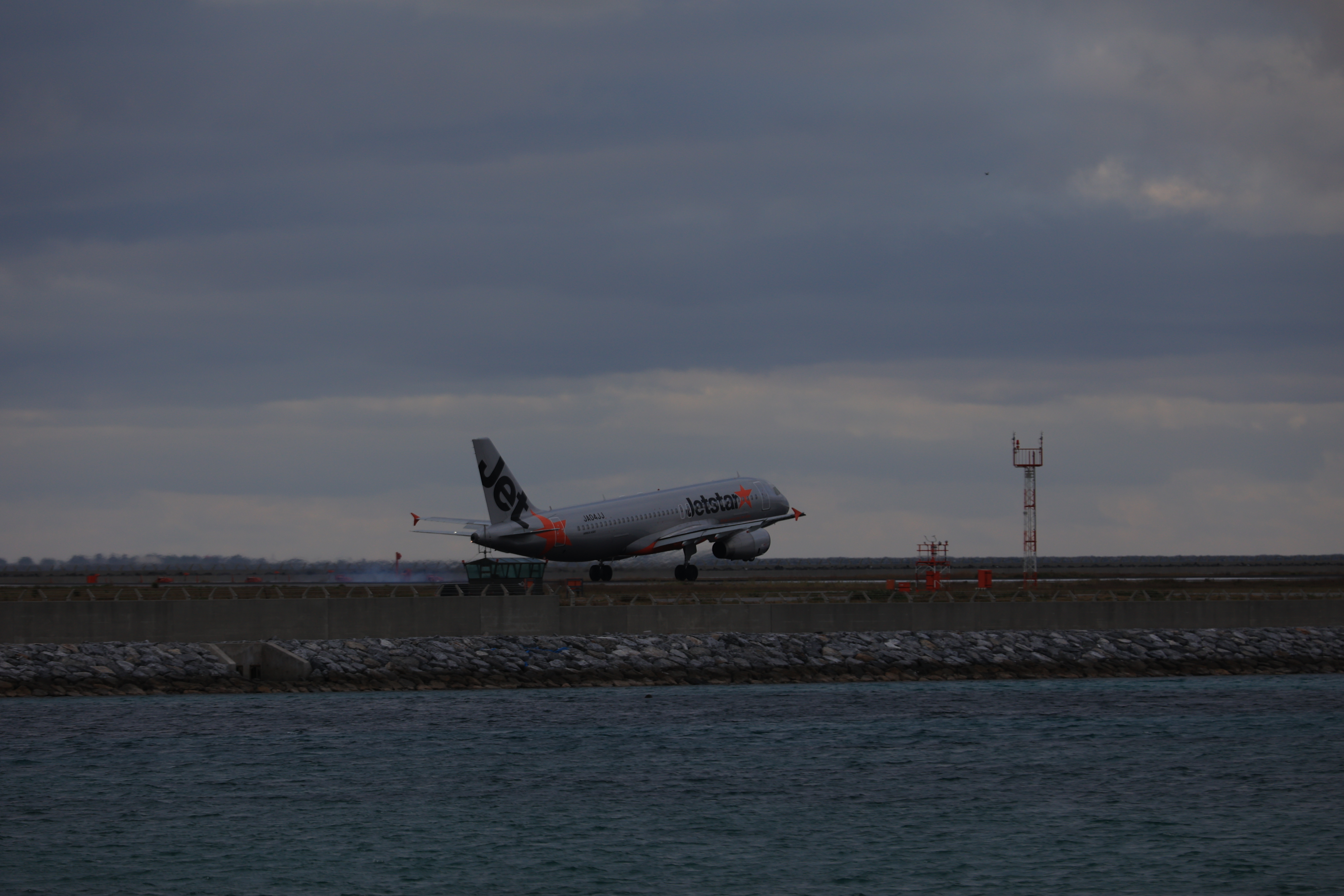 Jetstarの飛行機が着陸する３
