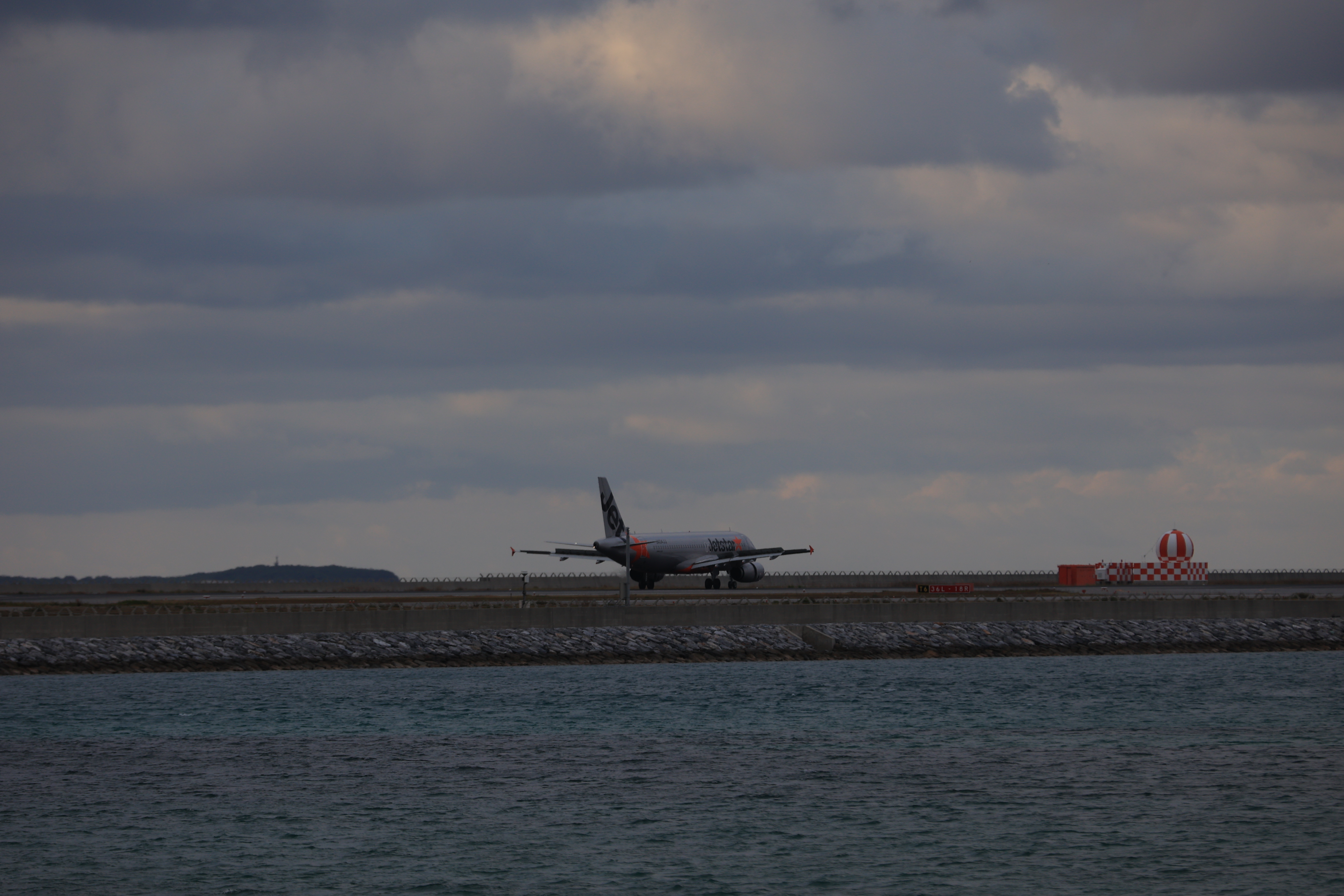 Jetstarの飛行機が着陸する４