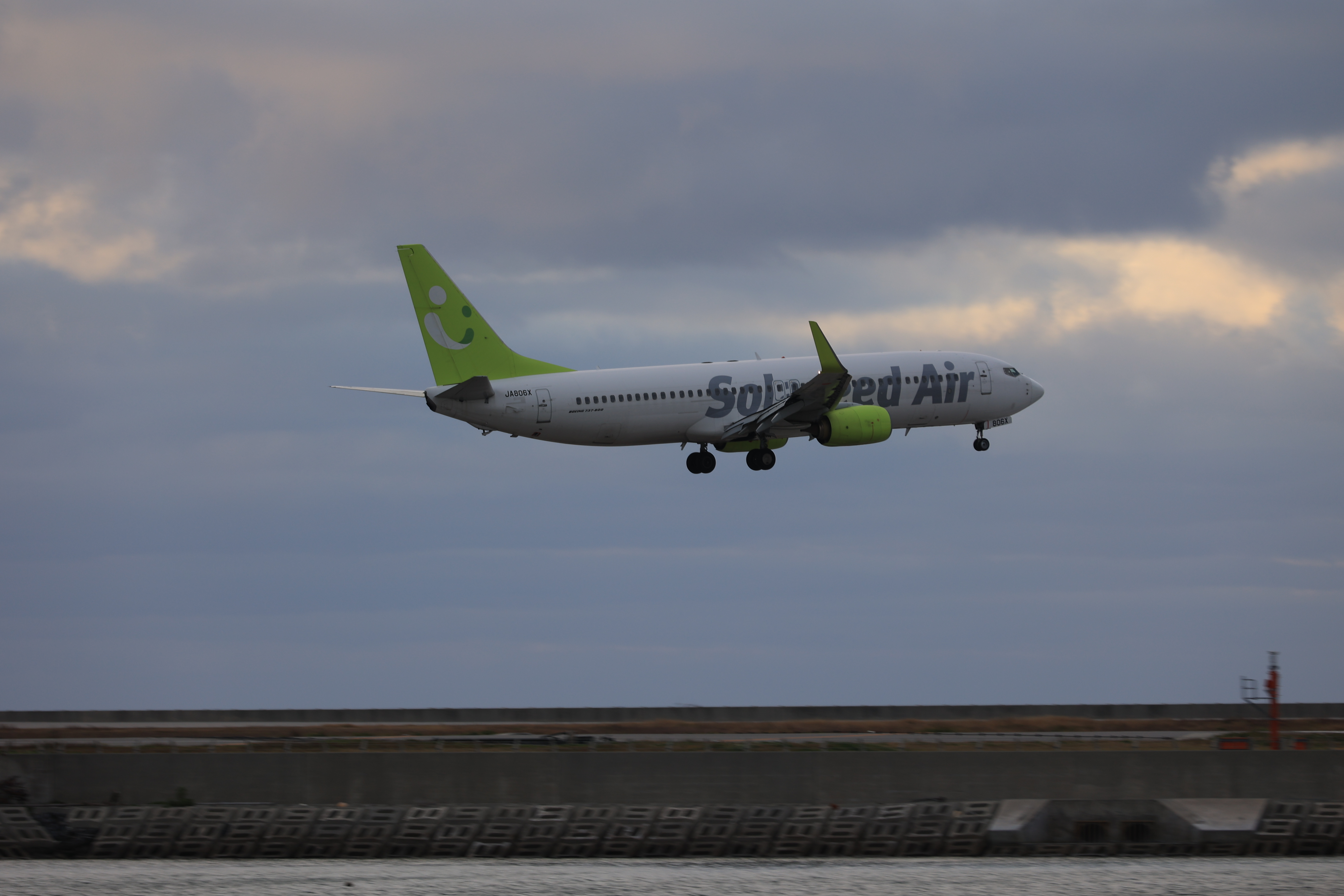 ソラシドエアの飛行機が着陸する１