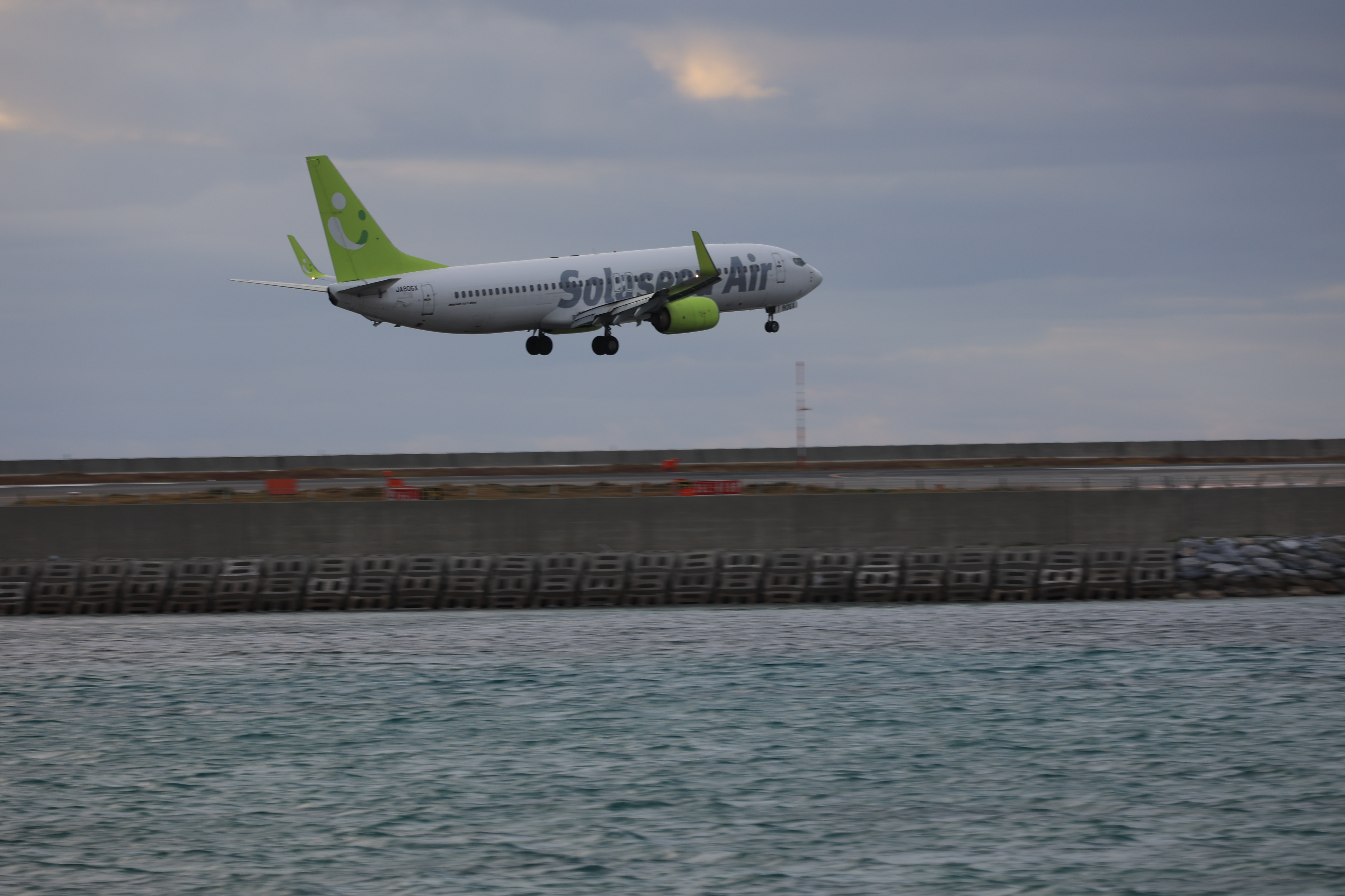 ソラシドエアの飛行機が着陸する２