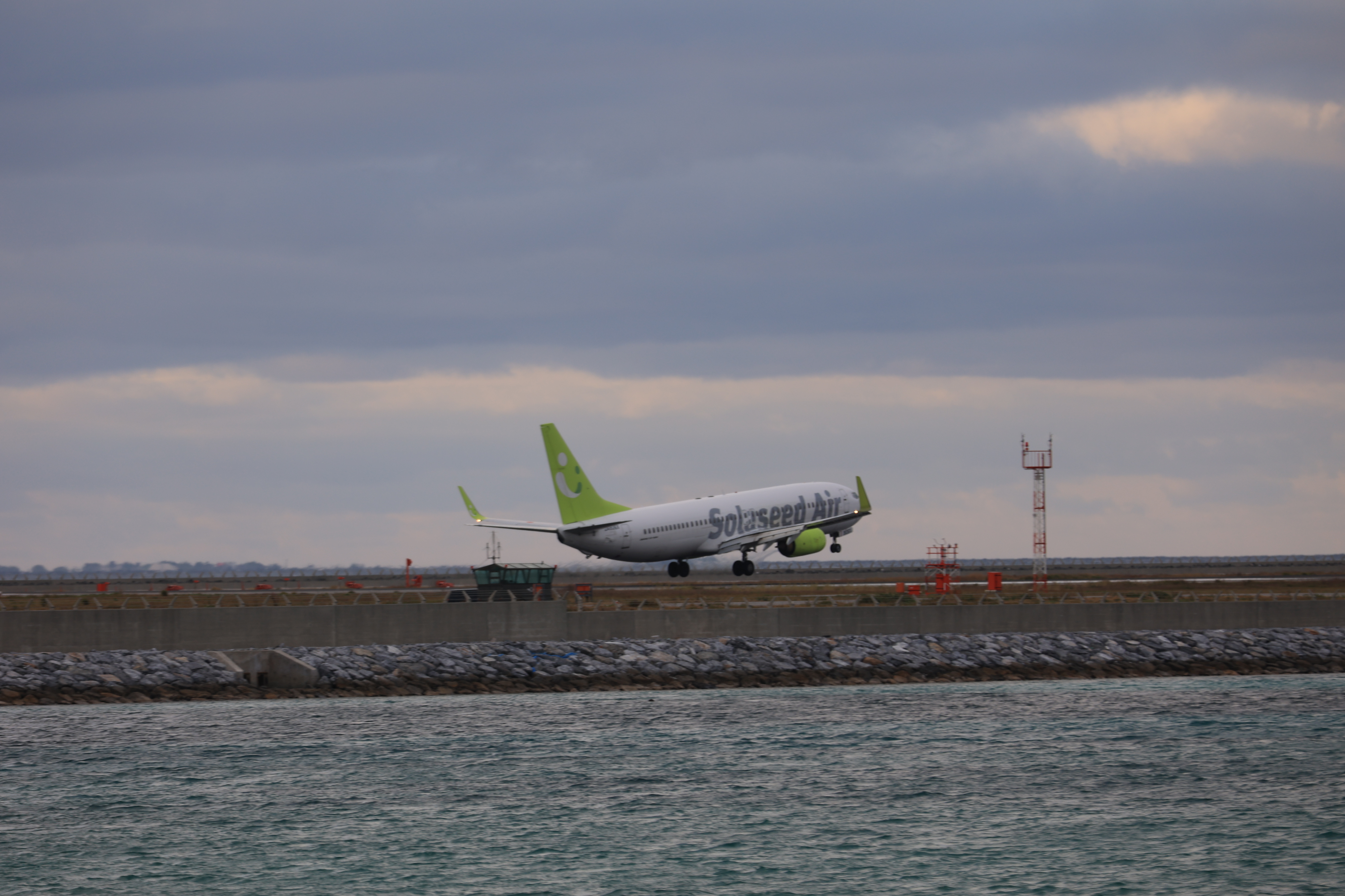 ソラシドエアの飛行機が着陸する３