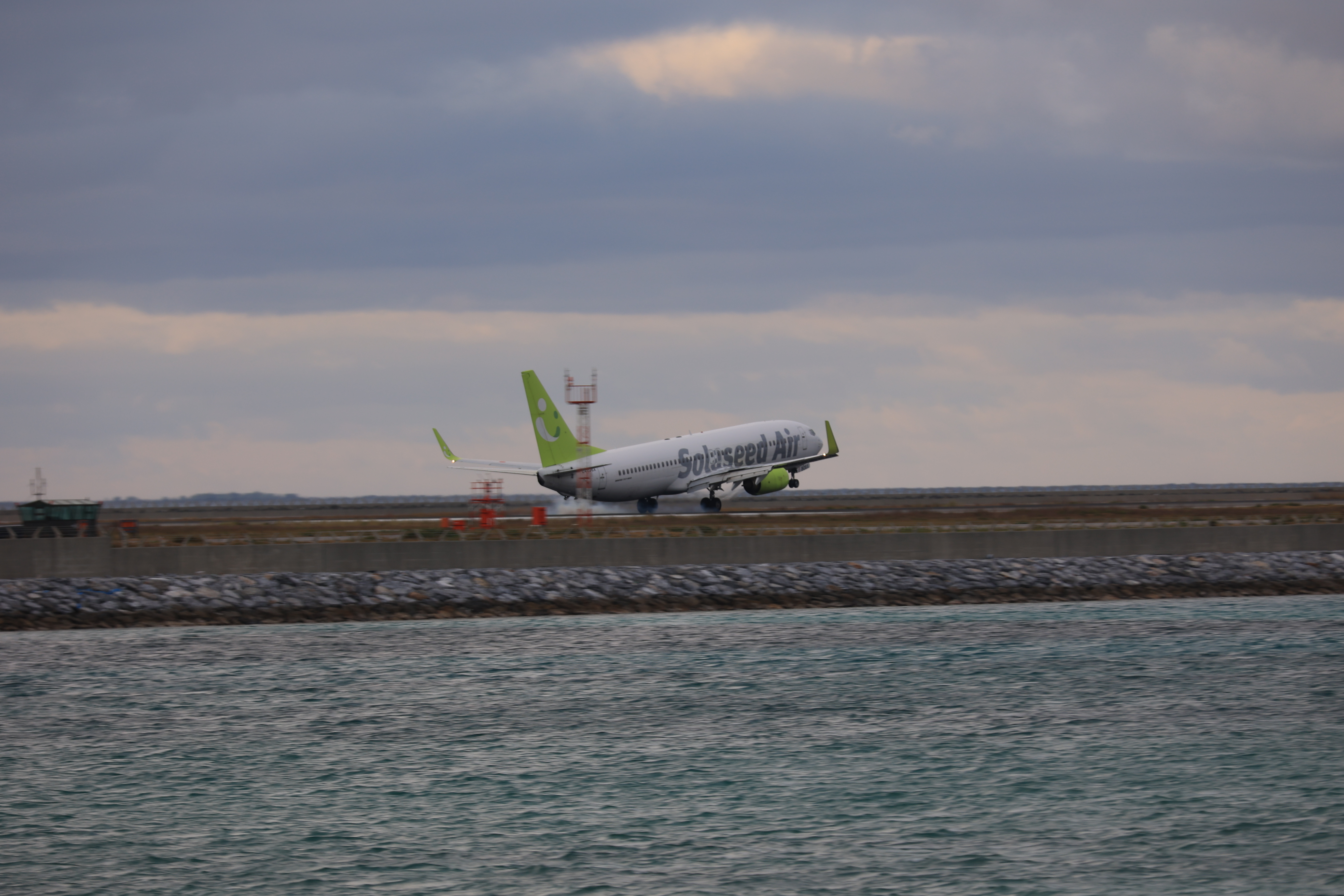 瀬長島から、那覇空港の飛行機を撮影（EOS R6バージョン）