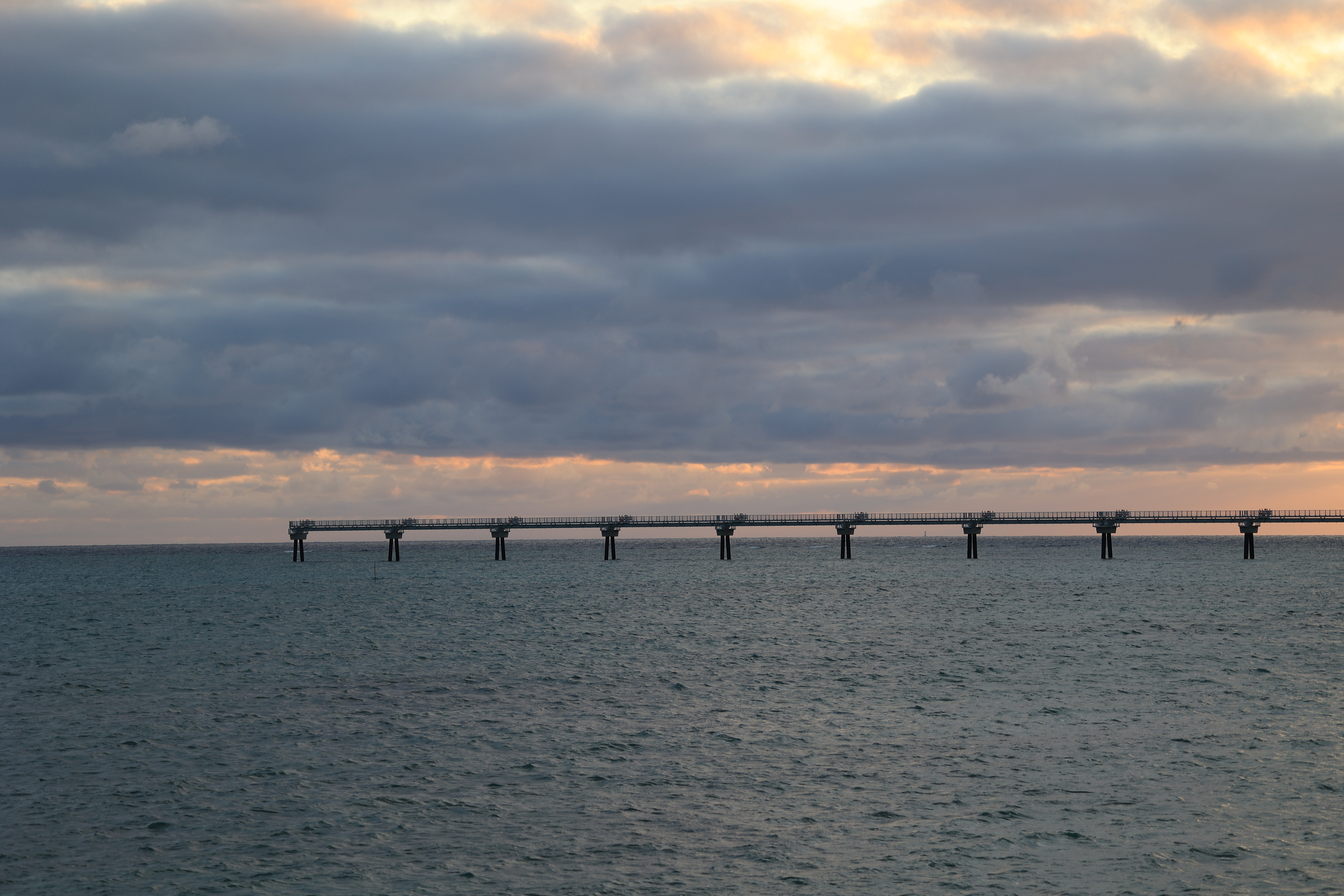 第二滑走路の誘導灯と夕日１
