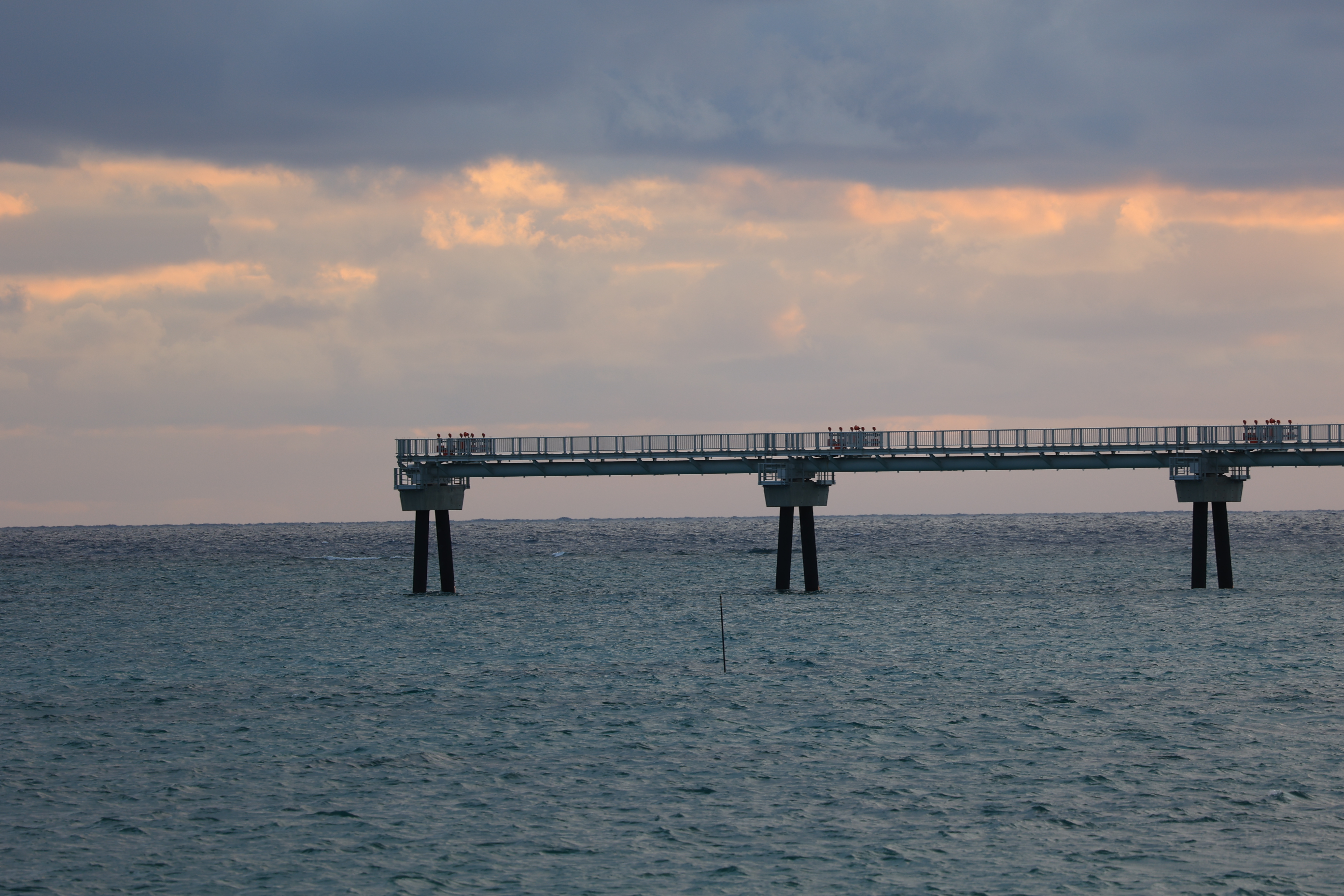 第二滑走路の誘導灯と夕日２