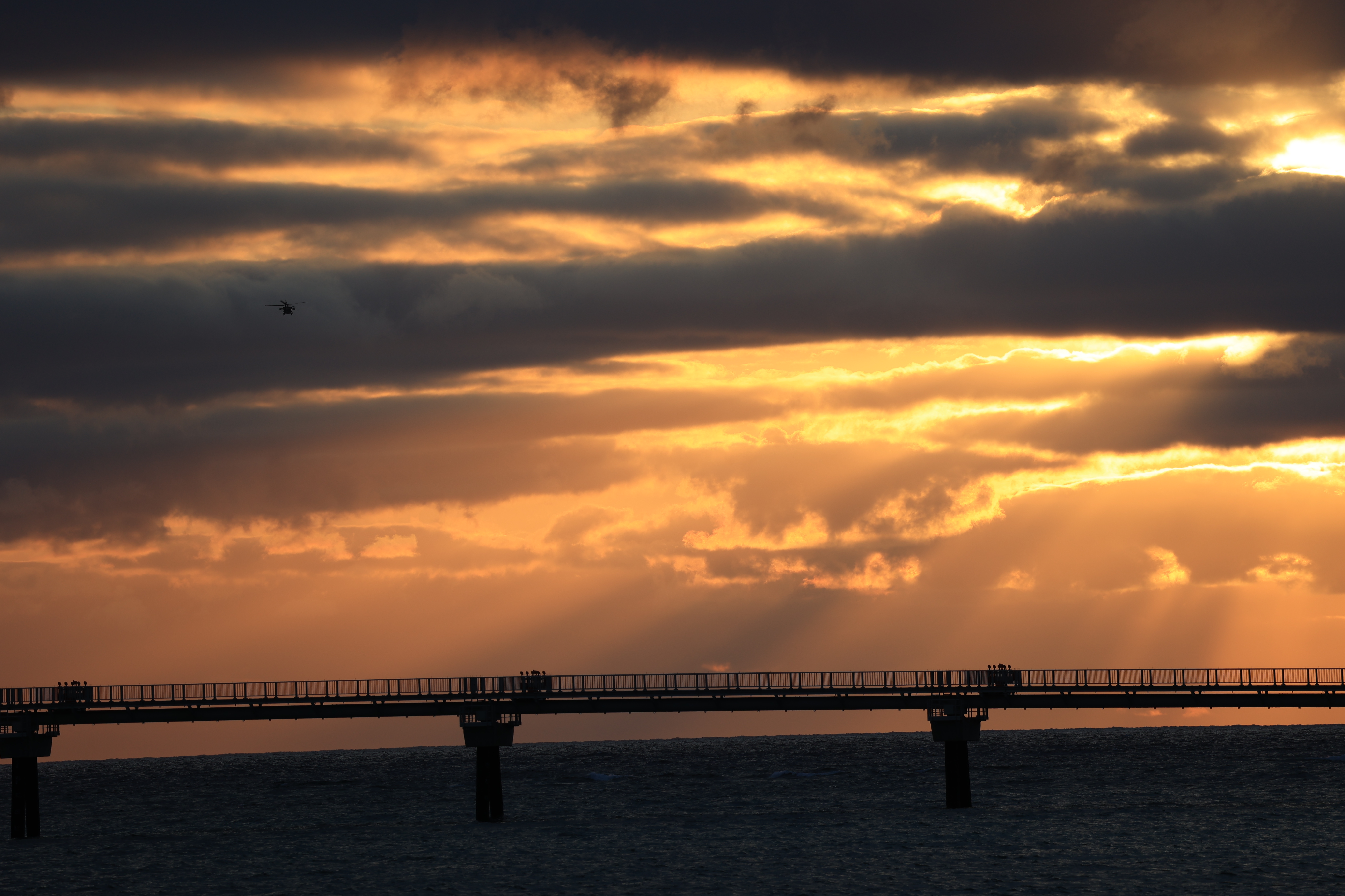 第二滑走路の誘導灯と夕日４とヘリコプター