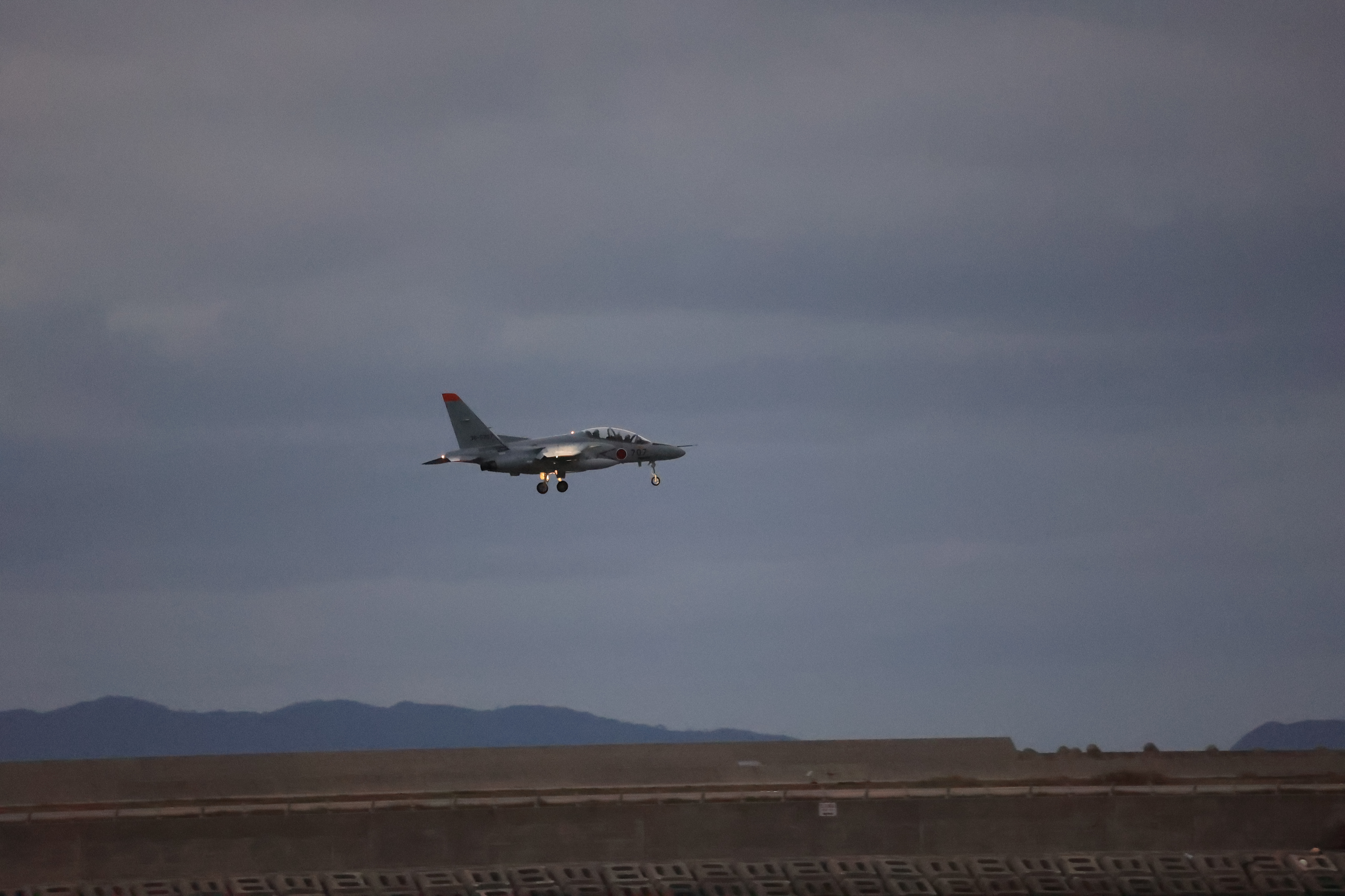 着陸するF15戦闘機４