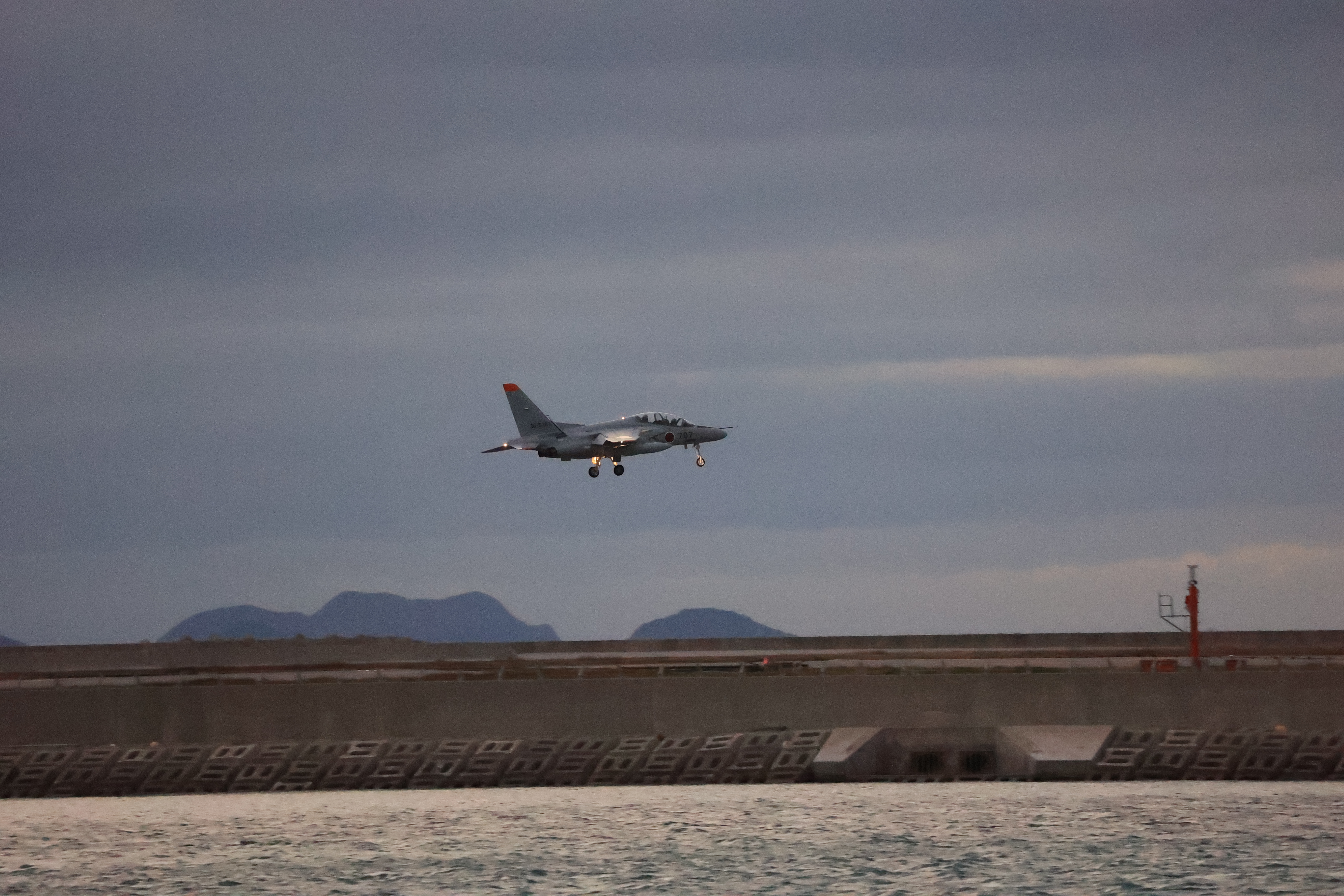 着陸するF15戦闘機６