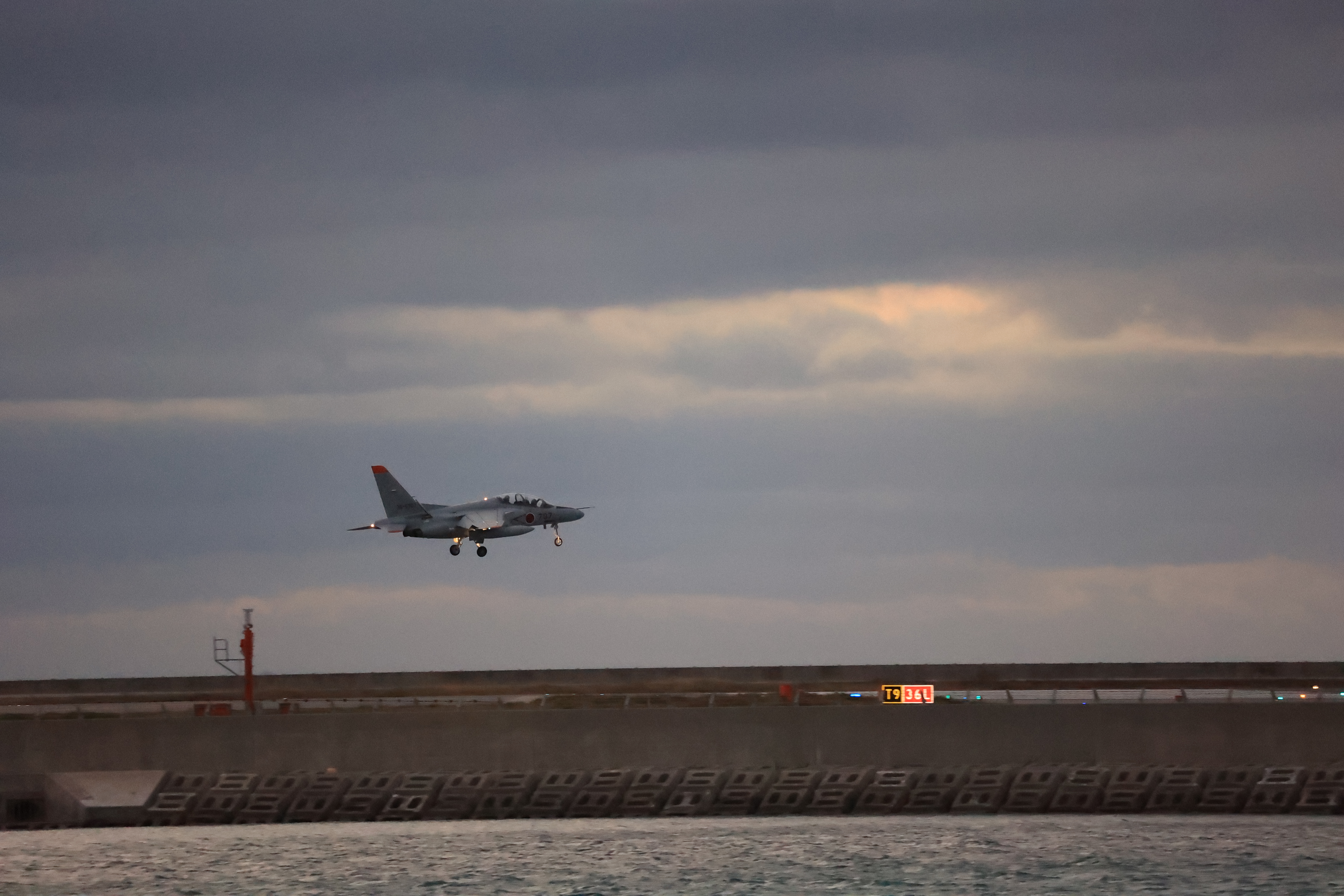 着陸するF15戦闘機７