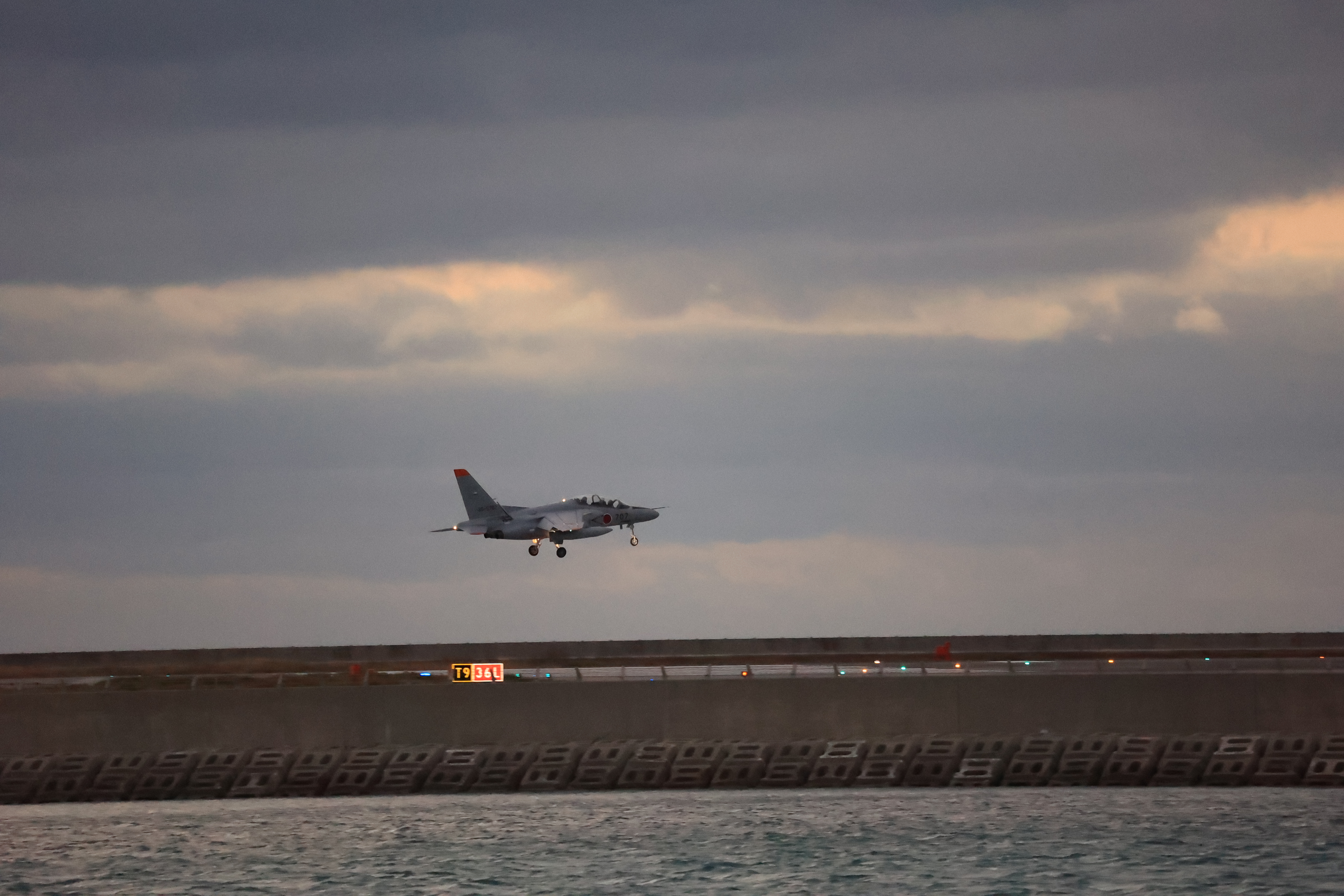 着陸するF15戦闘機８
