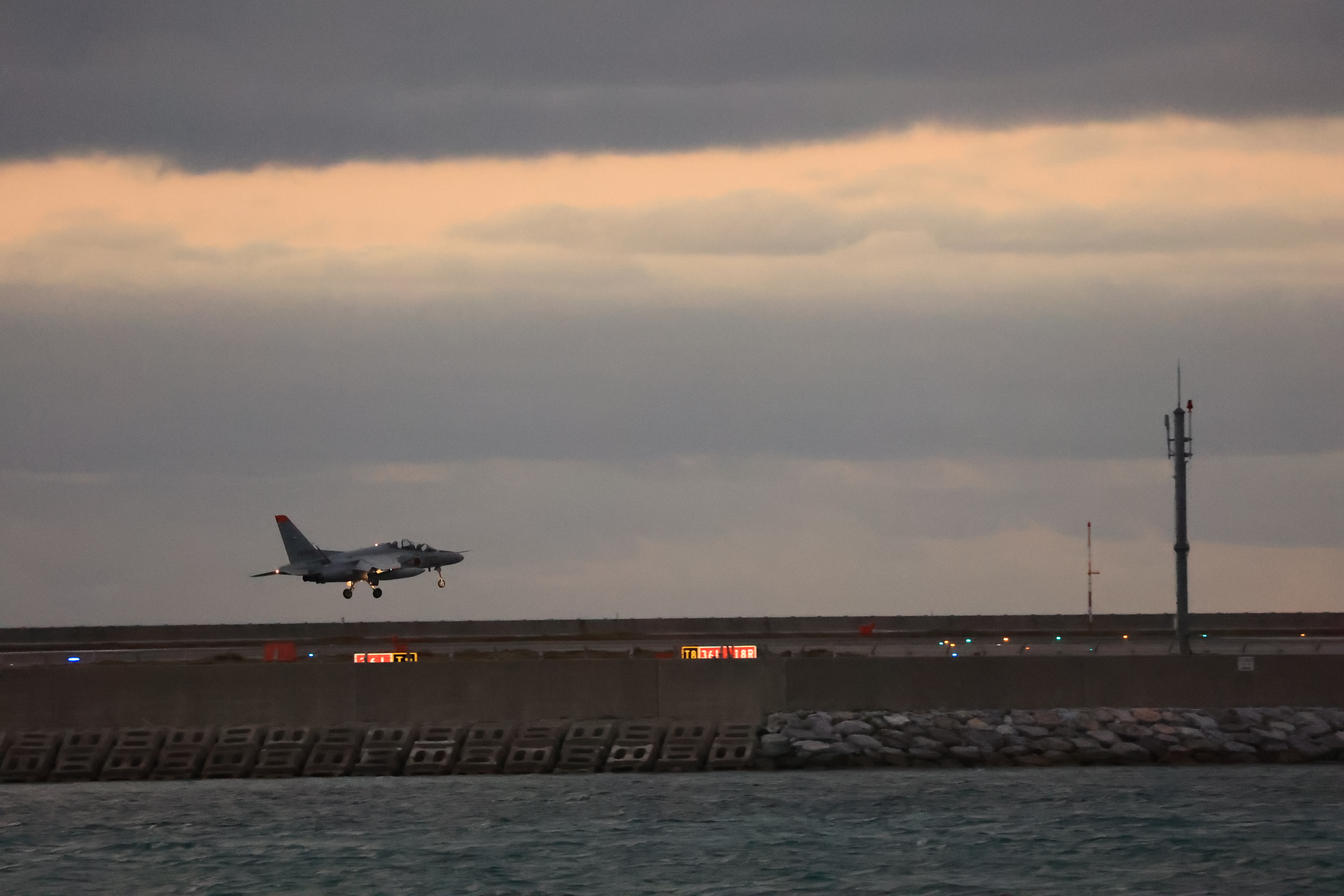 着陸するF15戦闘機９