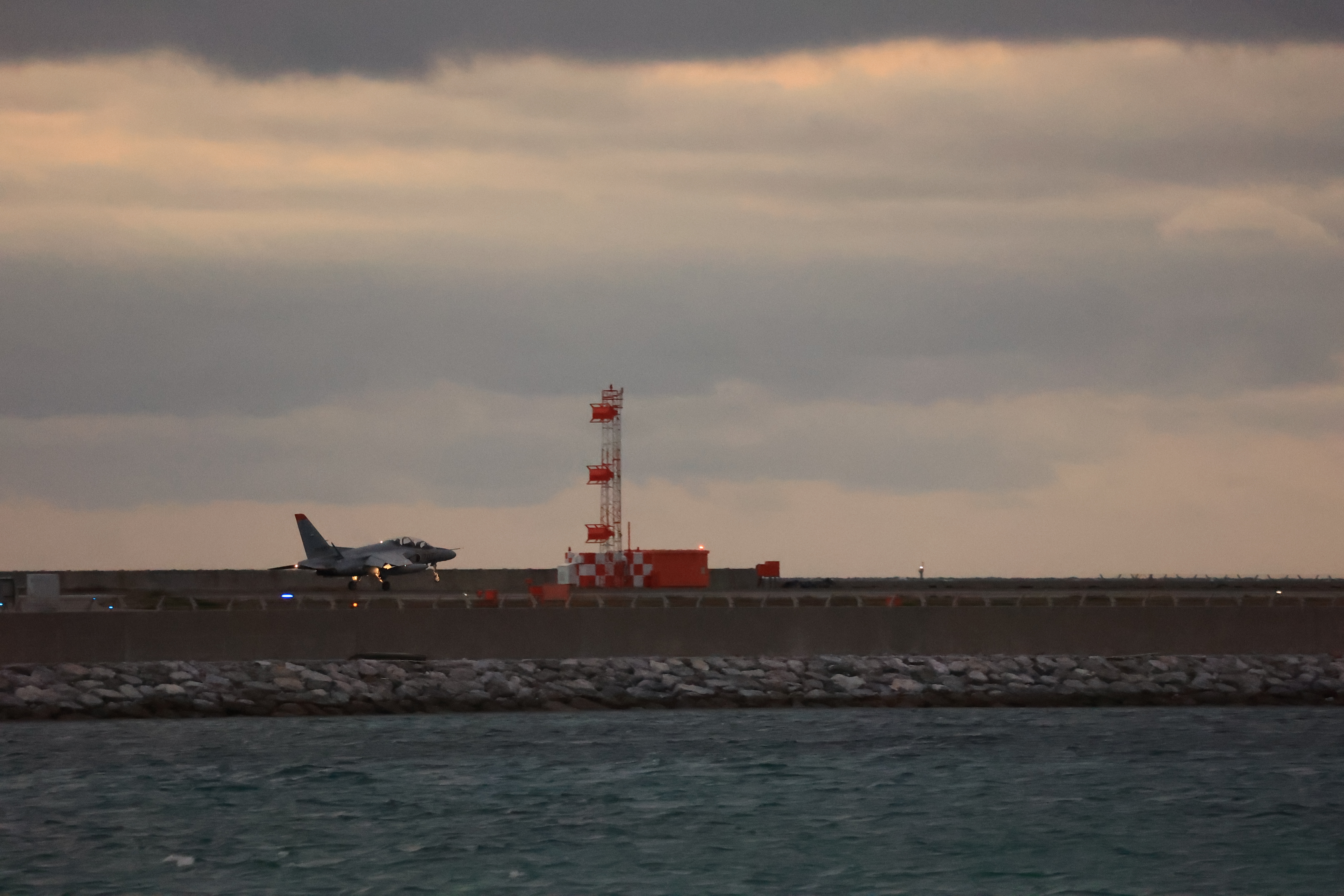 着陸するF15戦闘機１０