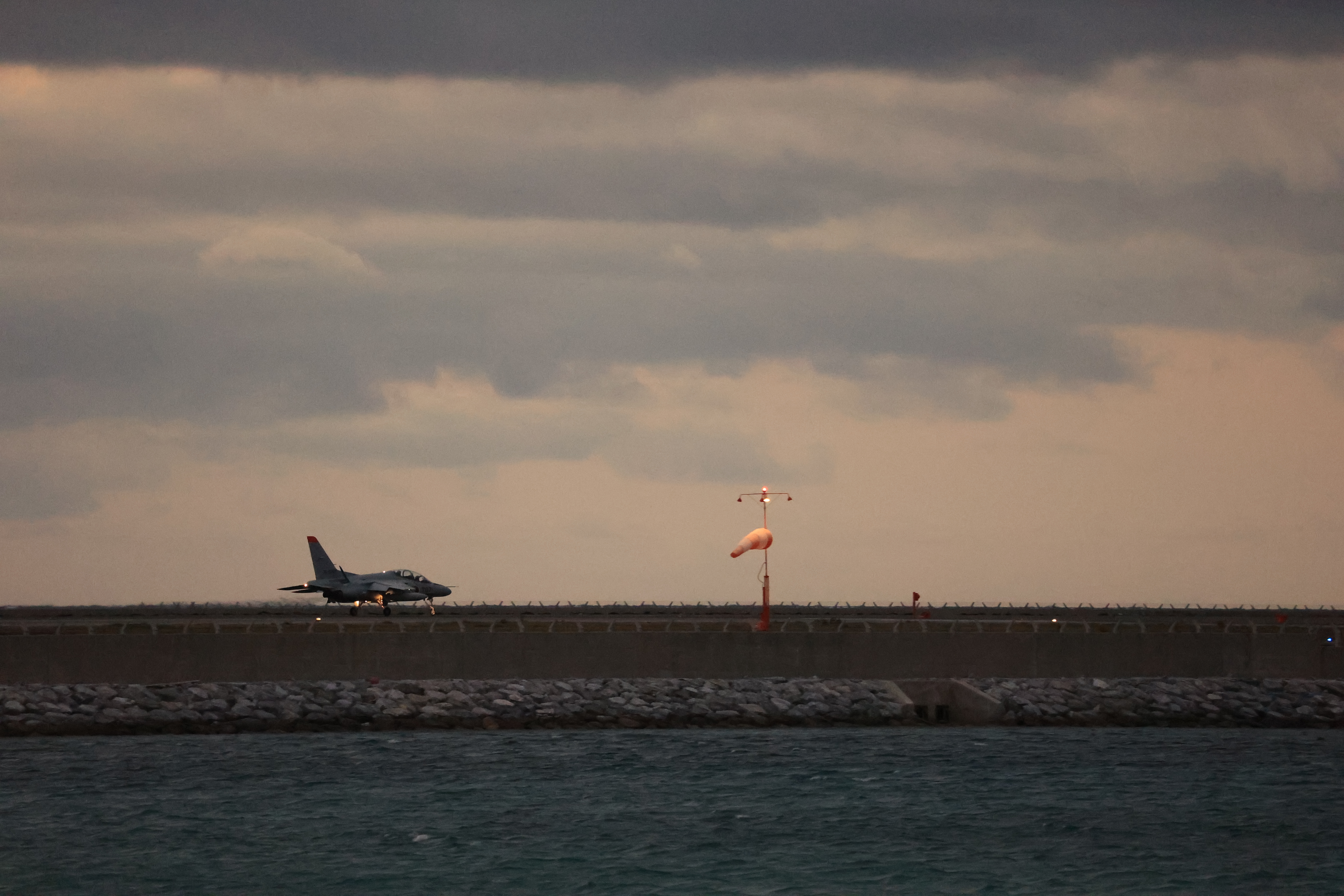 着陸するF15戦闘機１１