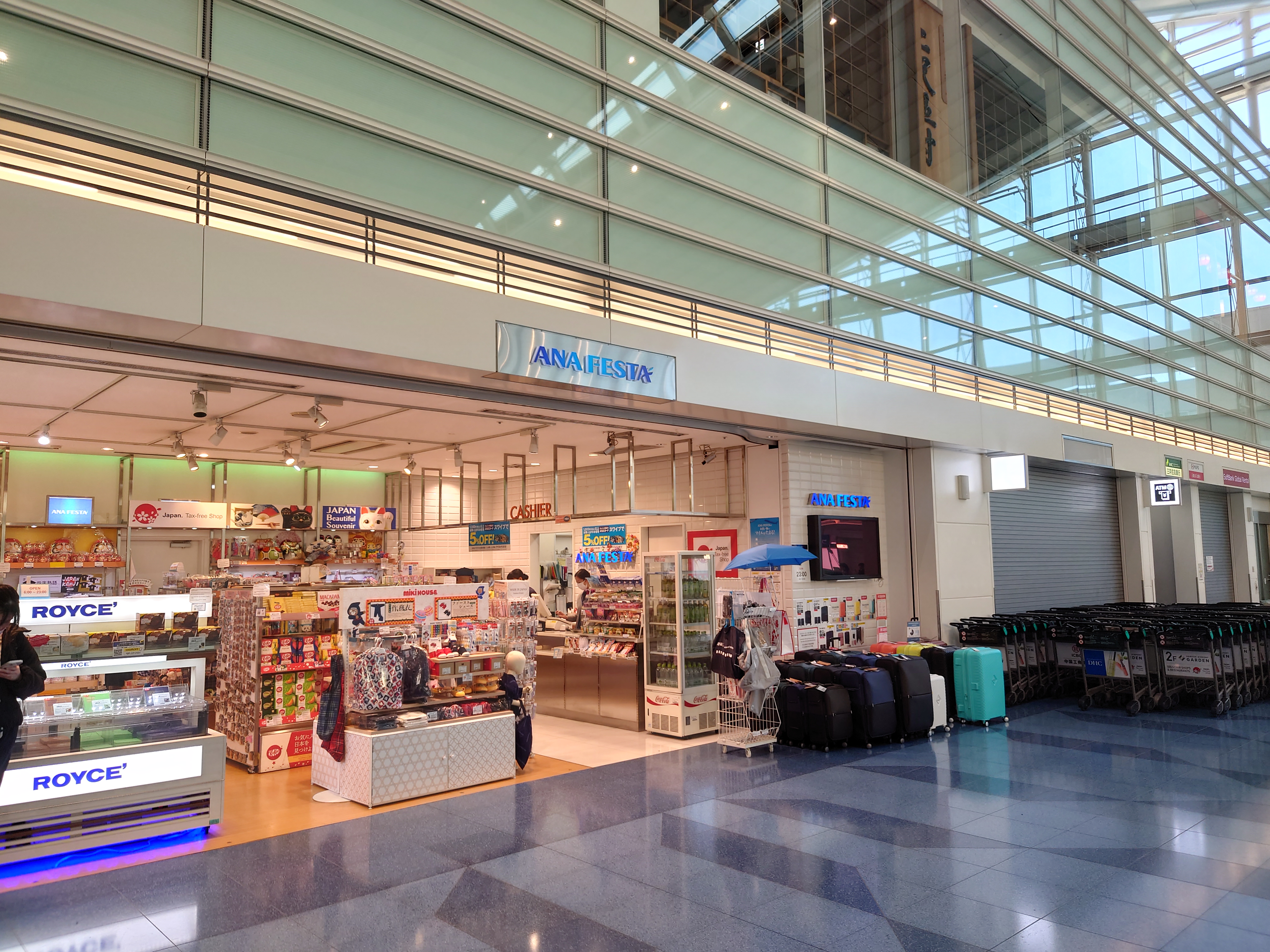 散歩中ANAFESTAを発見_