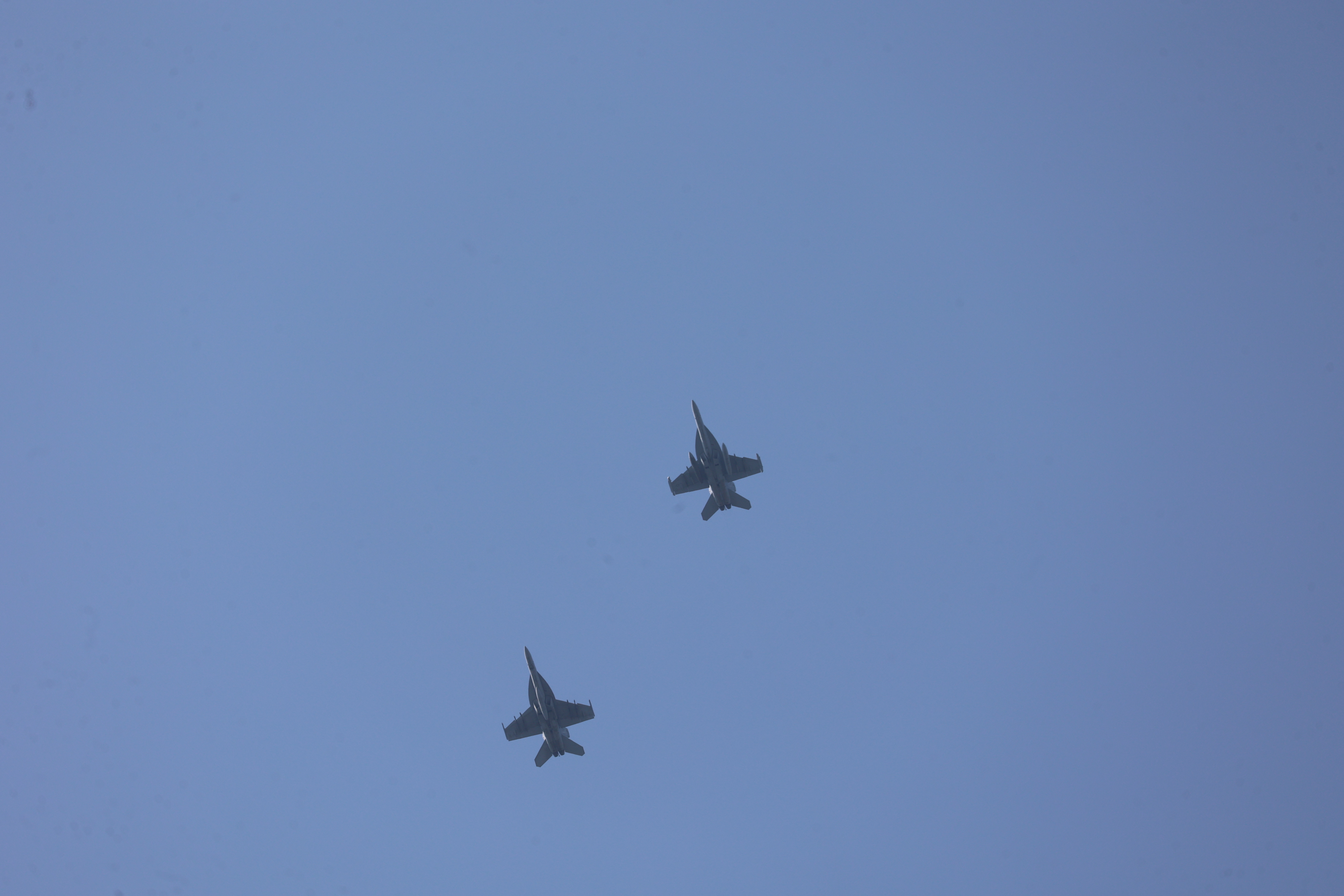 引地川親水公園の上空を飛行する戦闘機2機 引地川親水公園の上空を飛行する戦闘機2機