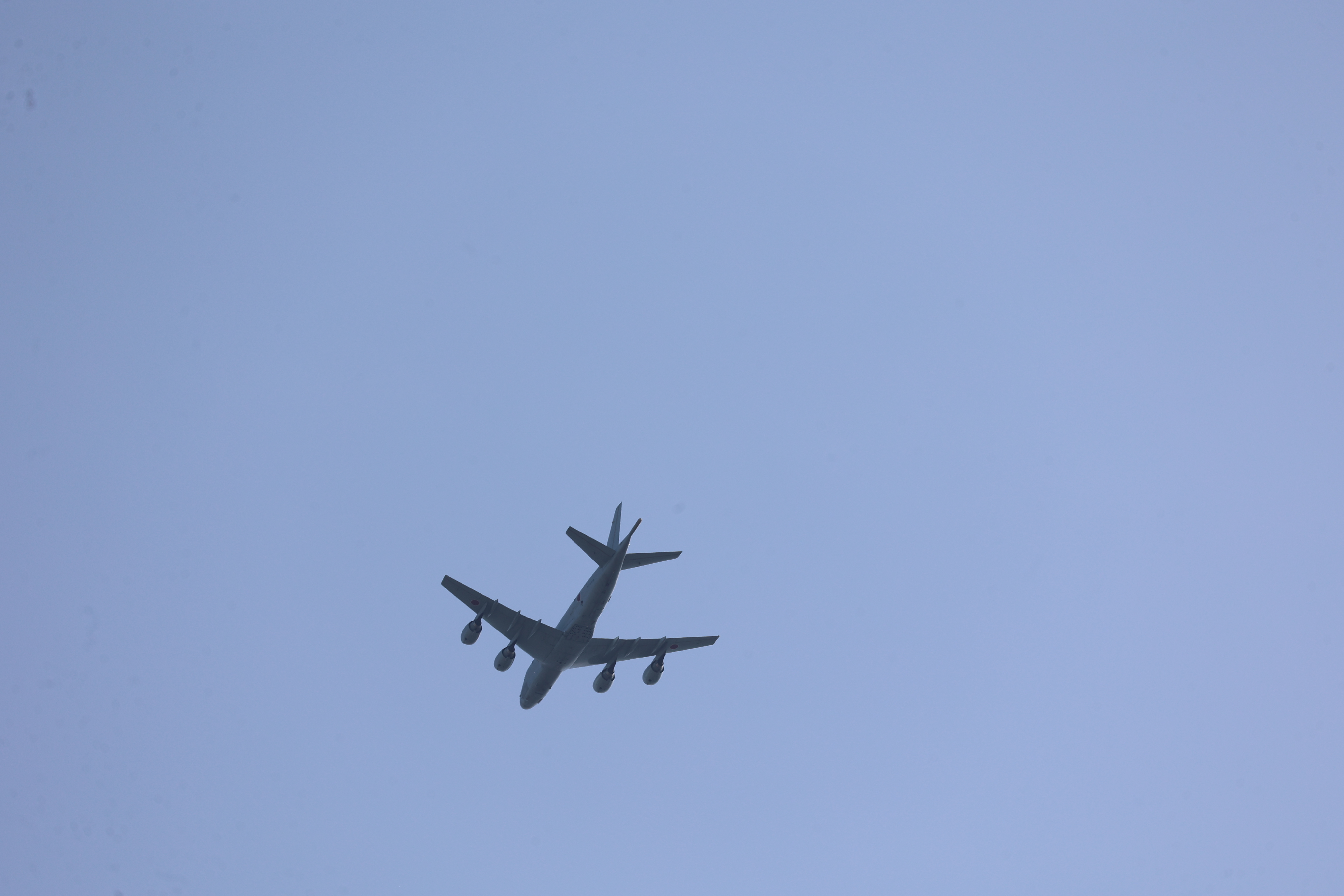 引地川親水公園の上空を飛行する偵察機 引地川親水公園の上空を飛行する偵察機