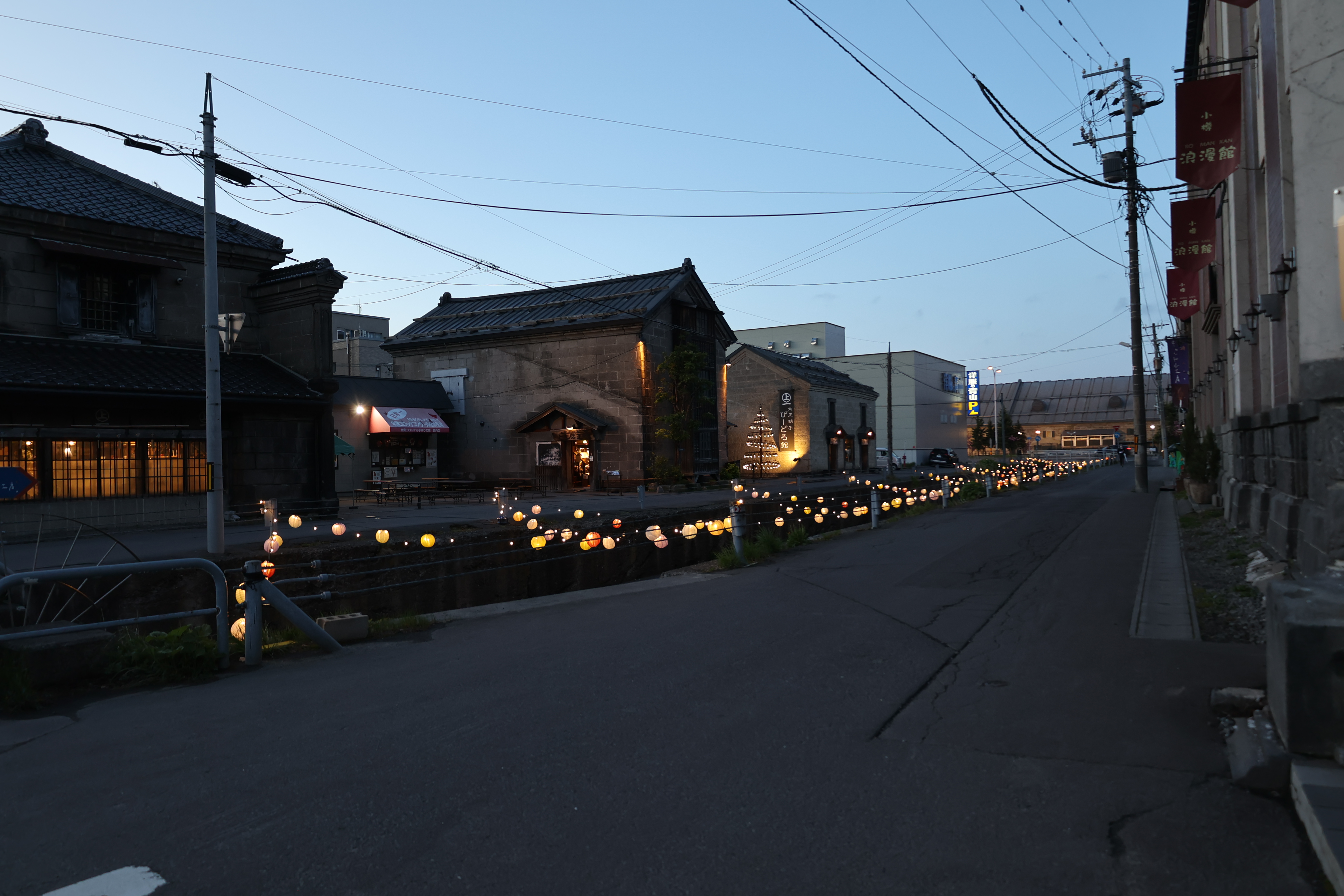 色づく提灯の川の通り