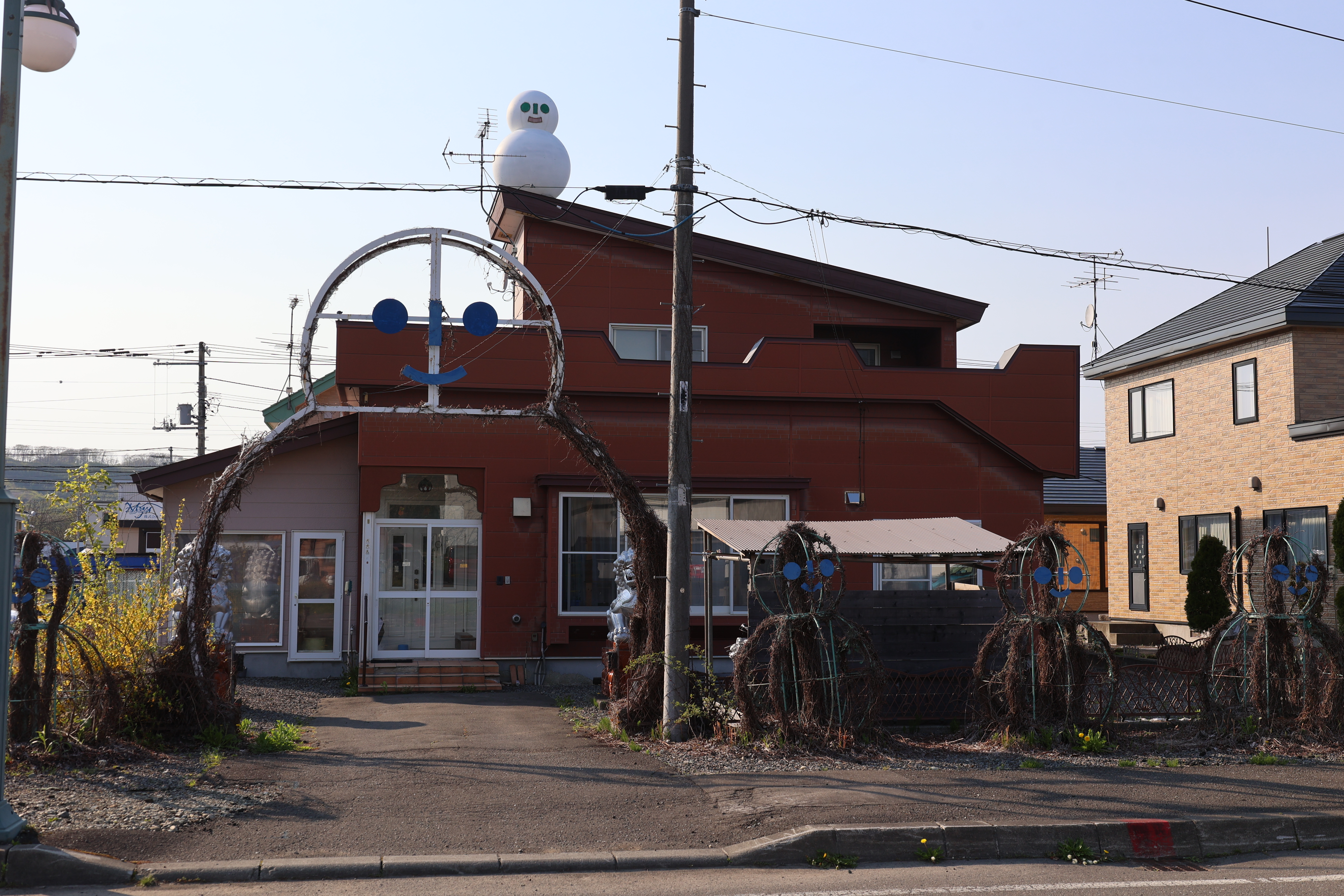 近隣の家にもダルマがある 近隣の家にもダルマがある