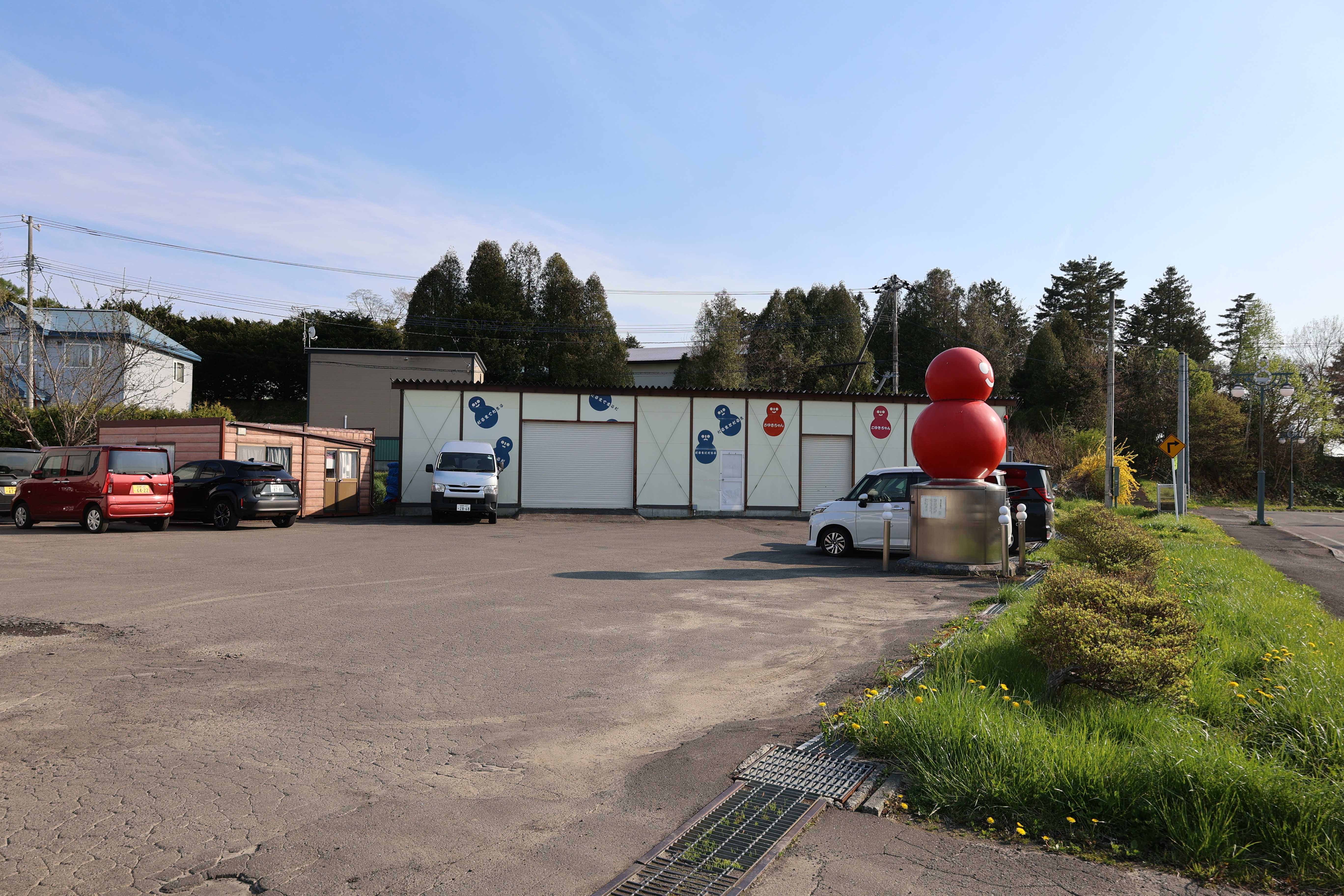 倉庫にもだるまのペイントがある 倉庫にもだるまのペイントがある