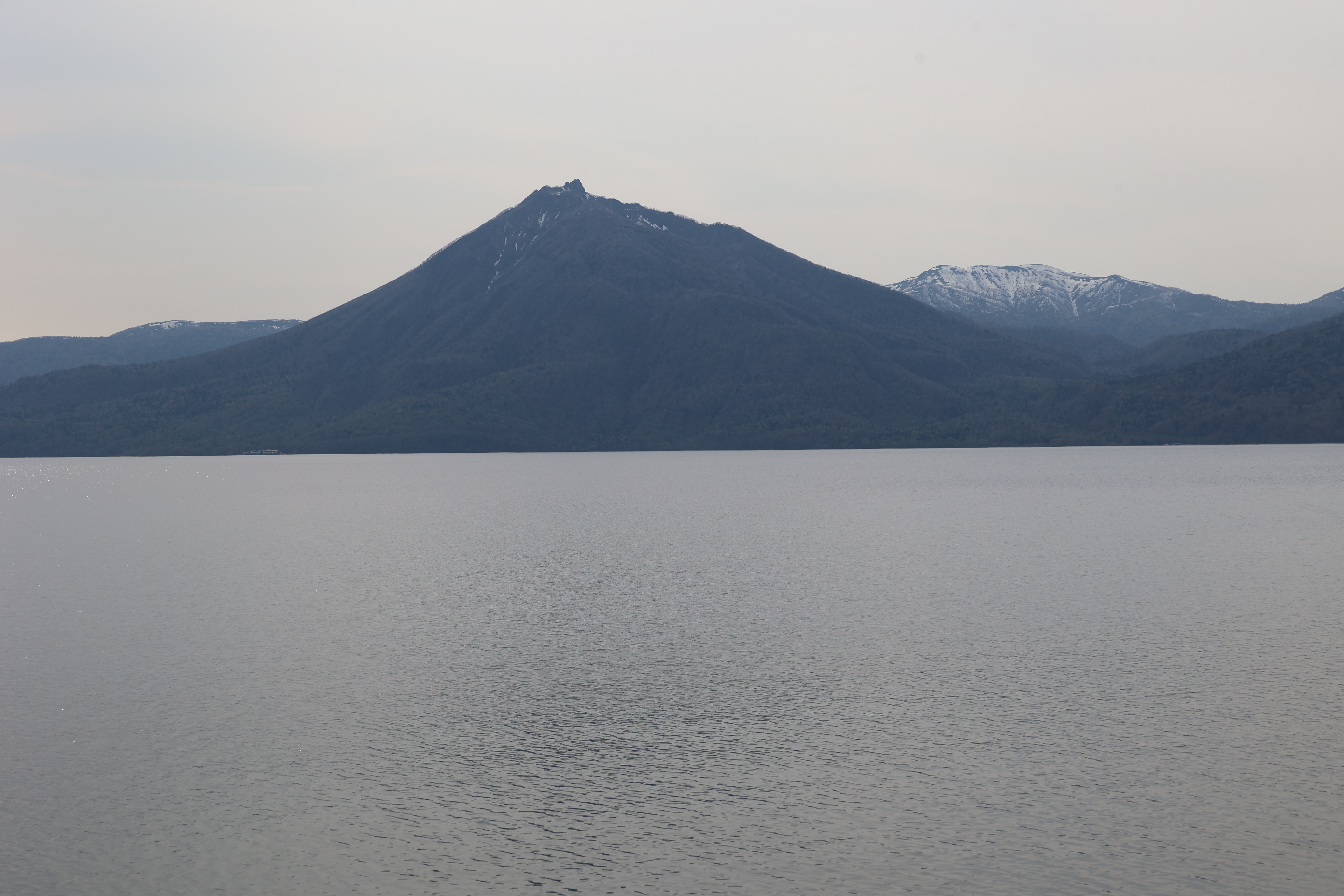支笏湖と山