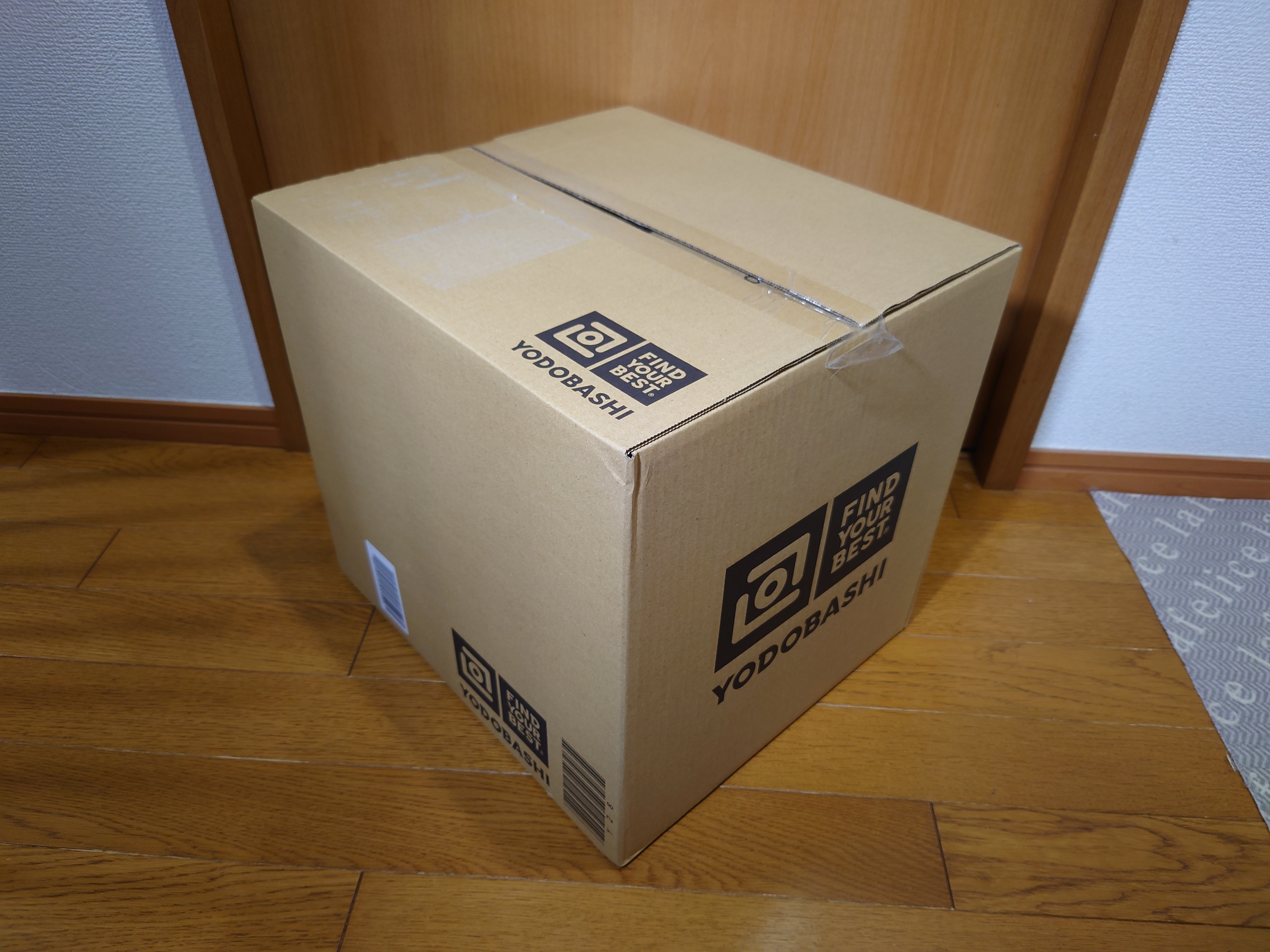 福袋は正方形の箱で届く