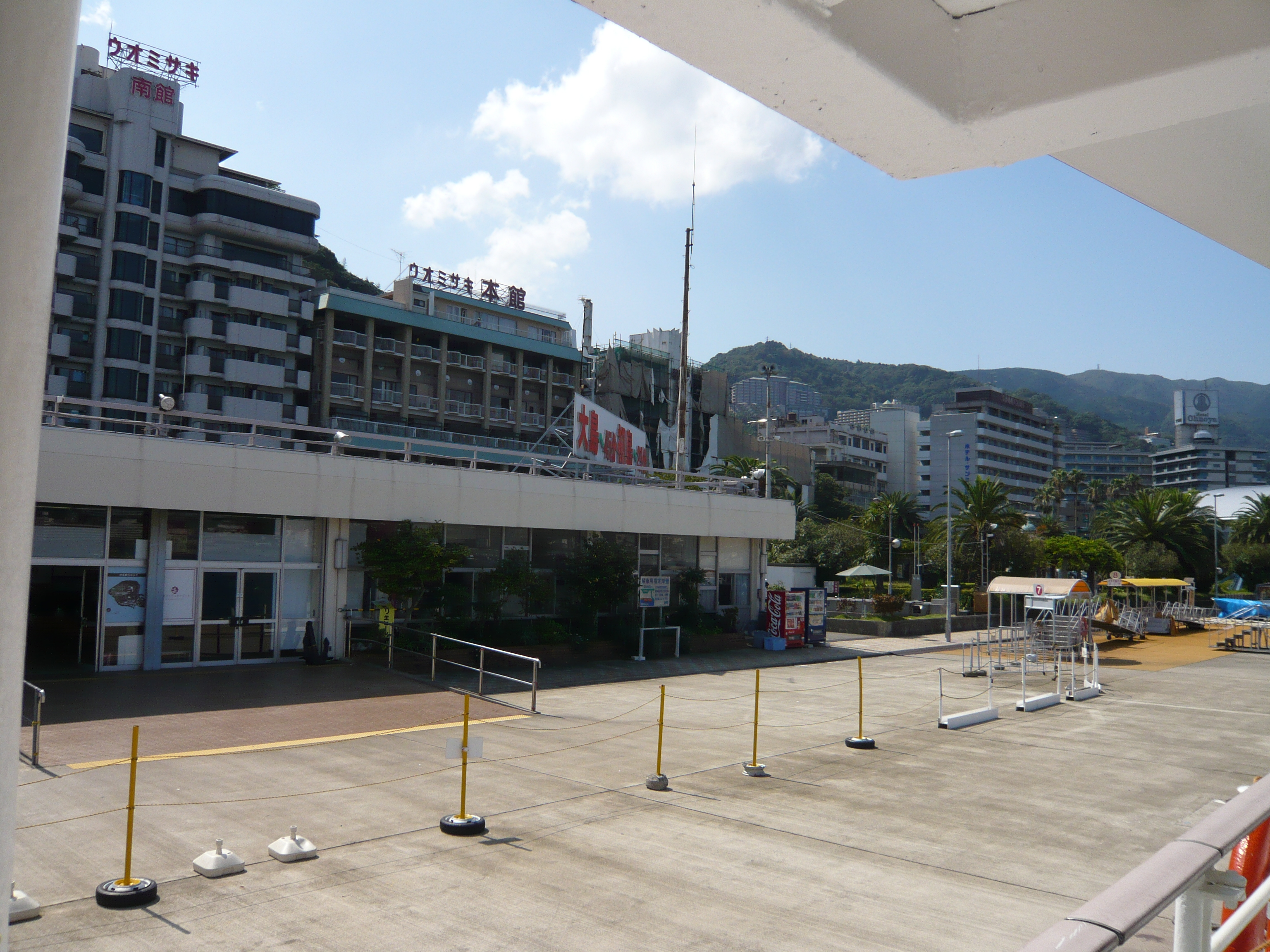 熱海港船内より