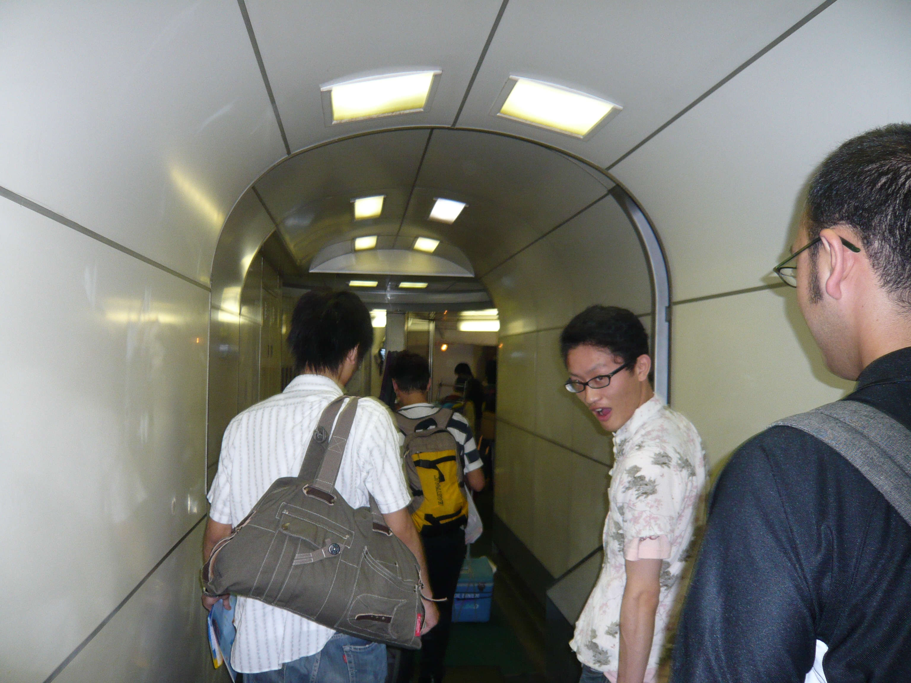 搭乗ゲートを進む 搭乗ゲートを進む