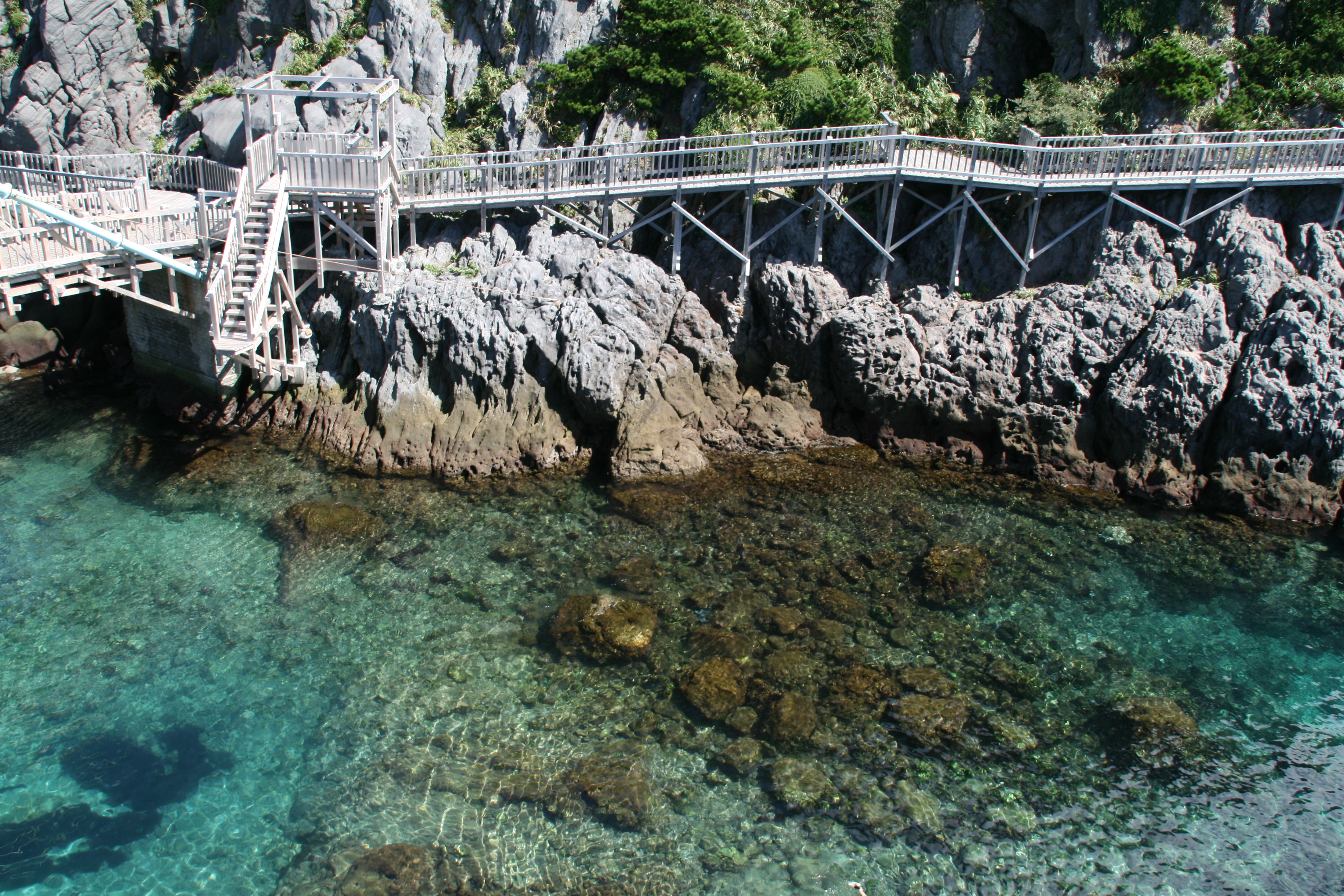 岩場と海 岩場と海